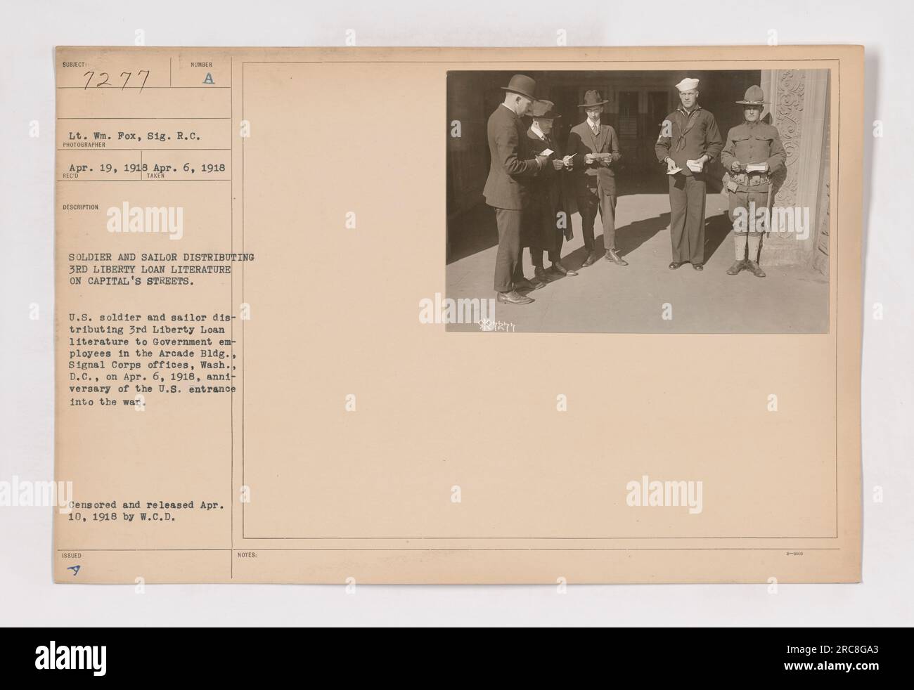 Soldaten und Matrosen verteilen 3. Liberty Loan Literatur an Regierungsangestellte im Arcade Building, Signal Corps Offices, Washington, D.C. am 6. April 1918, dem Jahrestag des US-Krieges. Dieses Foto, identifiziert als 111-SC-7277, wurde von Lieutenant WM aufgenommen. Fox und am 10. April 1918 von W.C.D. freigelassen Es ist Teil der Fotografien der amerikanischen Militäraktivitäten während des Ersten Weltkriegs. Stockfoto