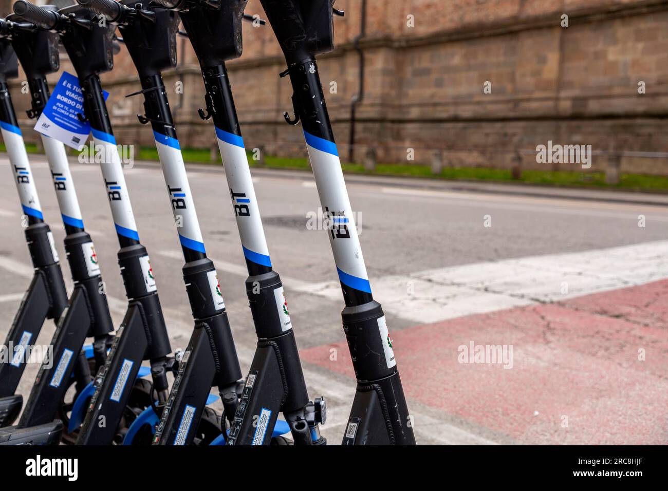 Padua, Italien - 4. April 2022: Elektrische Roller auf einer Straße in Padua, Italien. BIT Mobility ist ein italienisches Startup-Unternehmen, das gemeinsam genutzte Motorroller anbietet Stockfoto