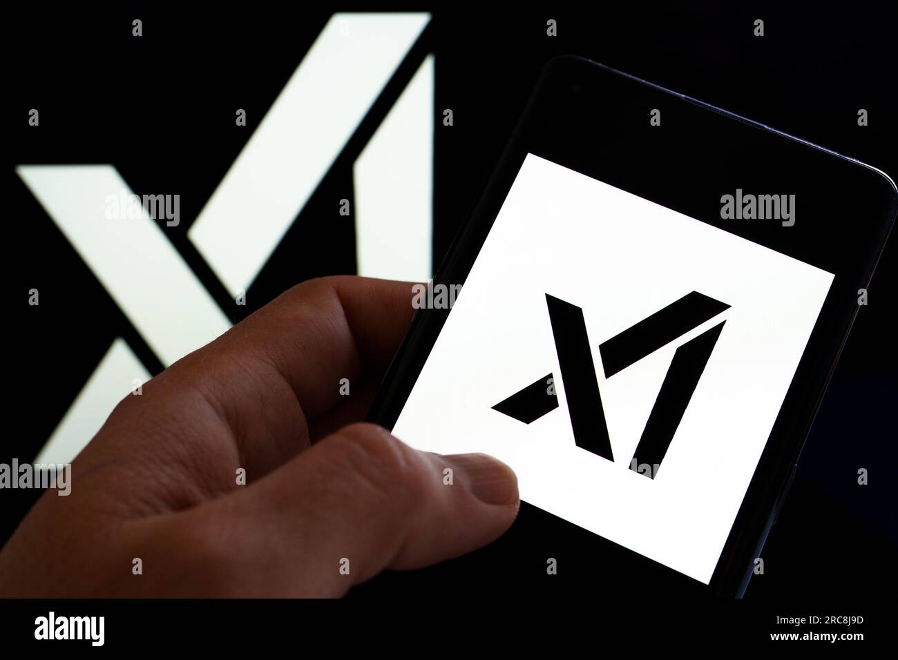 Xai-Firmenlogo auf dem Bildschirm. Elon Musk gründete ein Unternehmen für künstliche Intelligenz, um im Wettbewerb bei generativen KI-Systemen zu bestehen. Stafford , Vereinigtes Königreich, Stockfoto