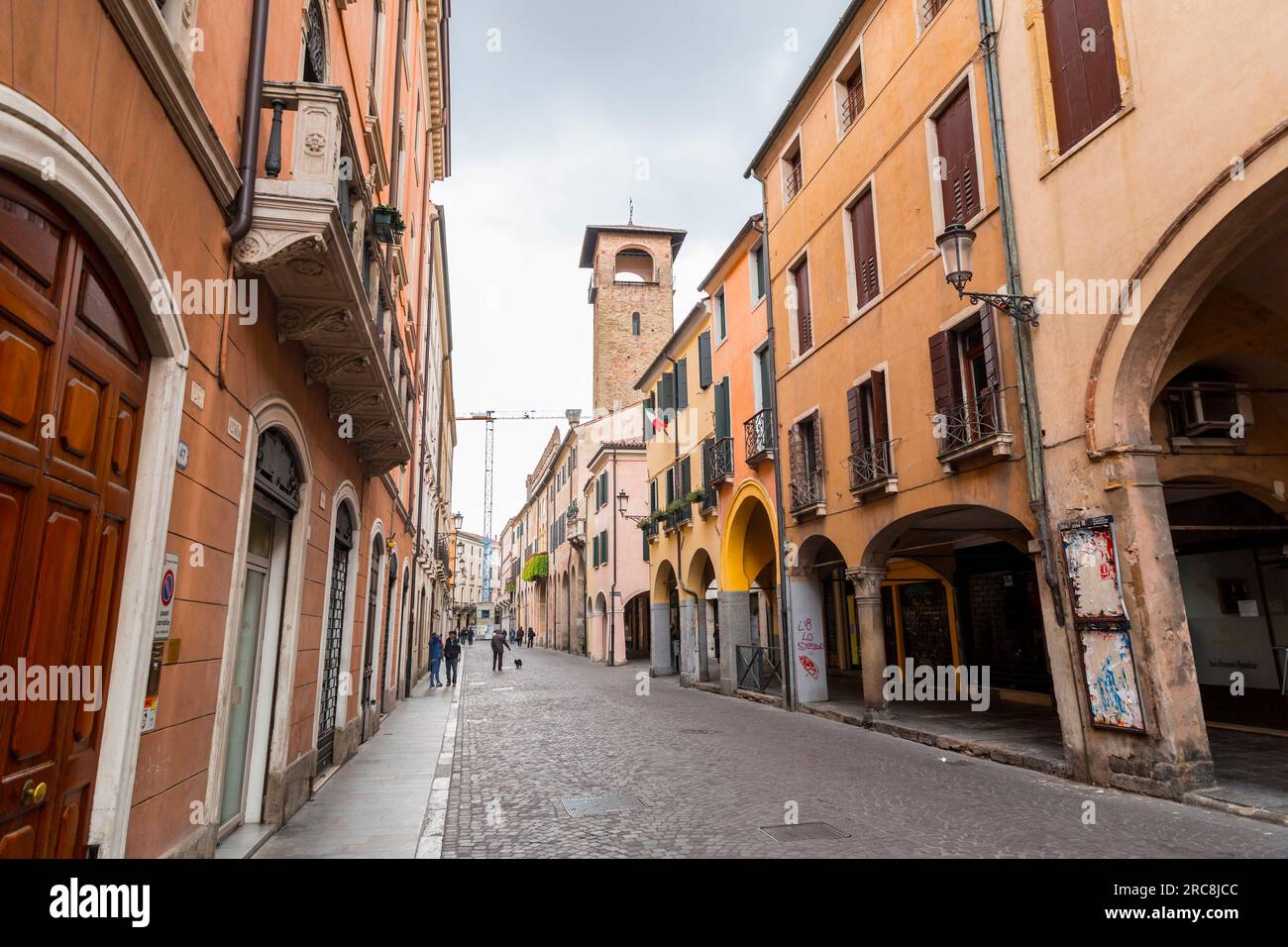 Padua, Italien - 4. April 2022: Typische Architektur und Blick auf die Straße in Padua, Veneto, Italien. Stockfoto