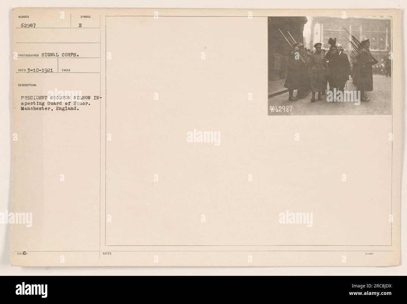 Präsident Woodrow Wilson inspiziert eine Ehrenwache bei seiner Ankunft in Manchester, England. Das Foto wurde am 10. März 1921 vom Signalkorps aufgenommen. Das Foto ist mit dem Codesymbol 188000 und den Beschreibungshinweisen 62987 gekennzeichnet. Stockfoto