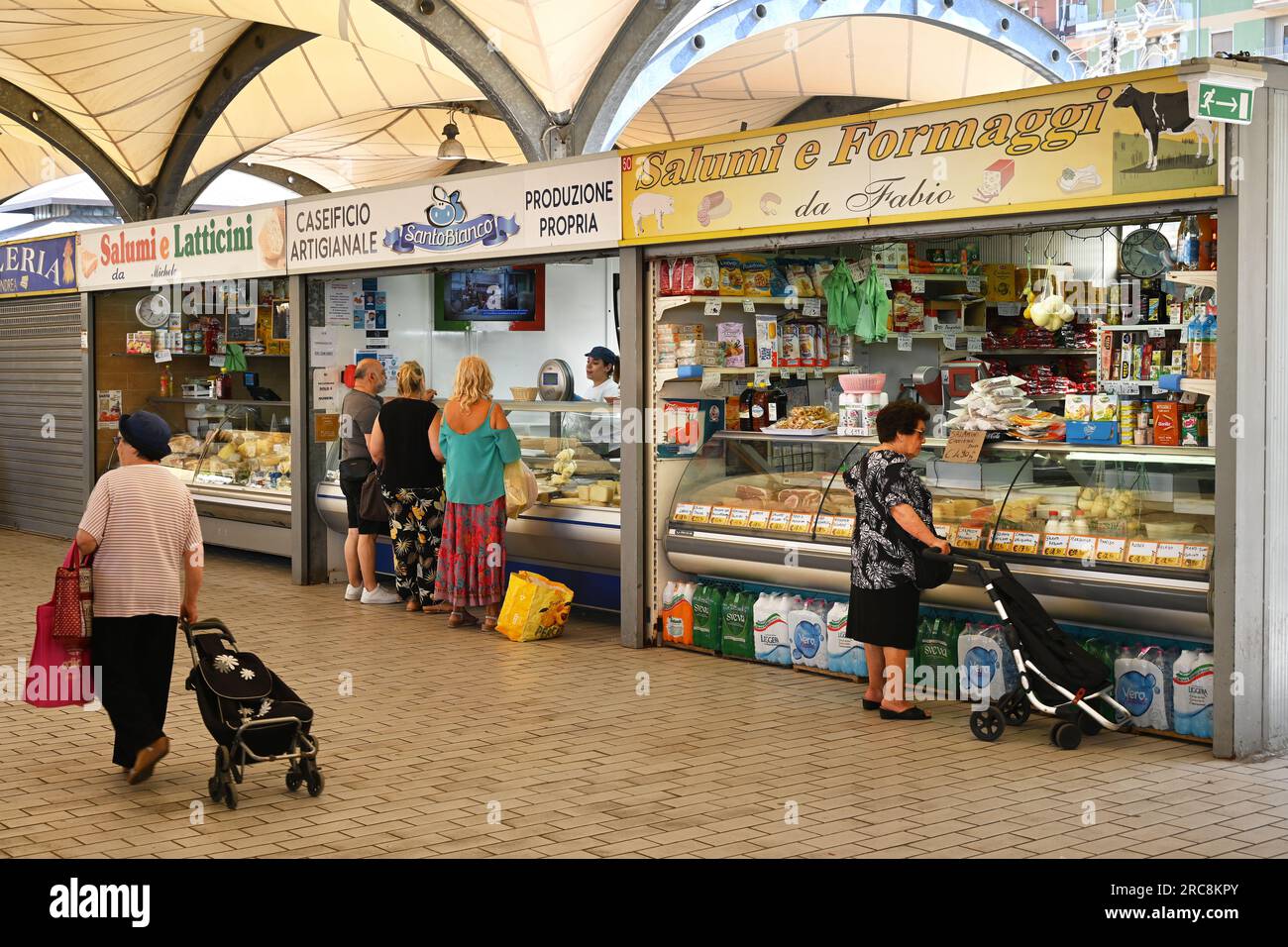 Überdachte Marktstände Stockfoto