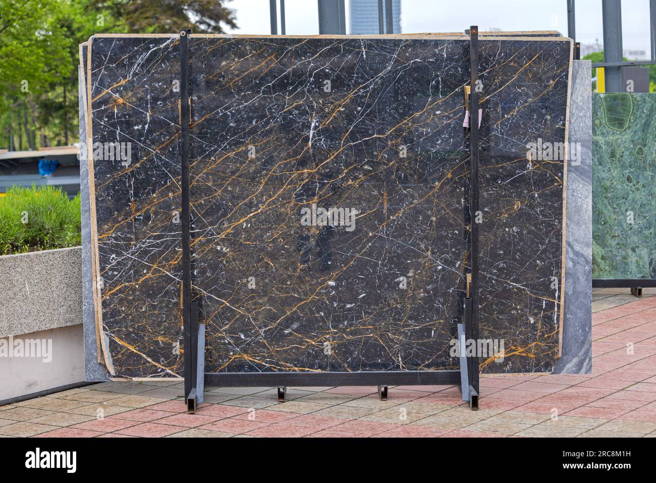 Großer, luxuriöser, schwarzer, italienischer Steinplattenhalter aus Marmor Stockfoto
