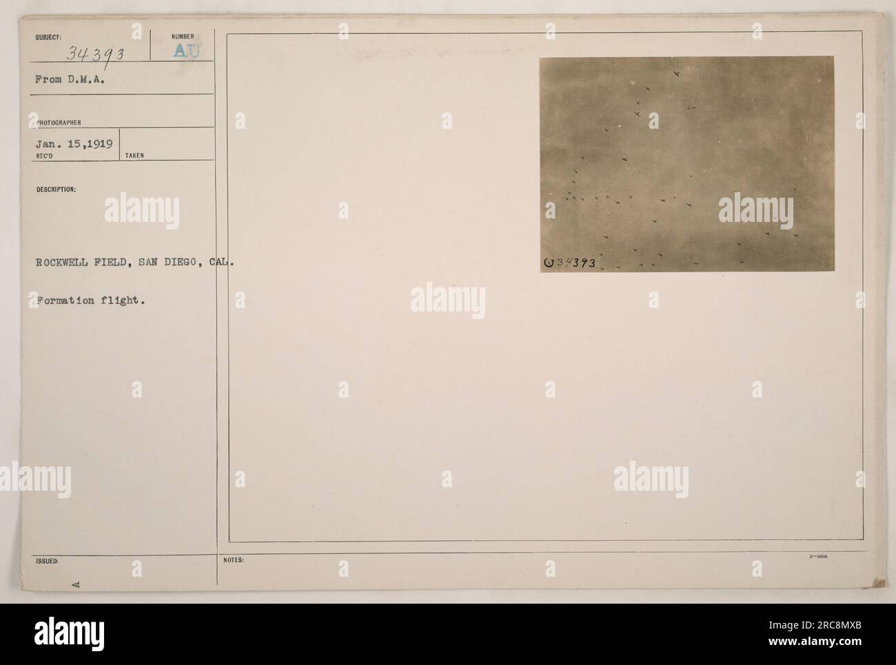 Formationsflug eines amerikanischen Militärflugzeugs am Rockwell Field in San Diego, Kalifornien während des Ersten Weltkriegs. Das Bild zeigt die synchronisierte Bewegung und Koordination von Flugzeugen in der Luft. (Beachten Sie, dass '111-SC-34393 BUBIECT NUMMER 34393 AU von D.M.A. FOTOGRAF JAN. 15,1919 REC'D BESCHREIBUNG: TAKE ROCKWELL FIELD, SAN DIEGO, CAL. „ISSUED“ und „NOTES: 34393“ werden nicht in den Titel aufgenommen, da es sich um Referenznummern oder zusätzliche Informationen handelt, die nicht mit dem Inhalt des Bildes selbst in Zusammenhang stehen.) Stockfoto
