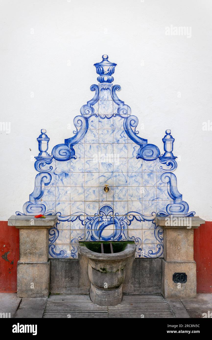Brunnen mit blauen portugiesischen Keramikfliesen (Asulejos) in einer Straße der Altstadt von Funchal, Insel Madeira, Portugal Stockfoto