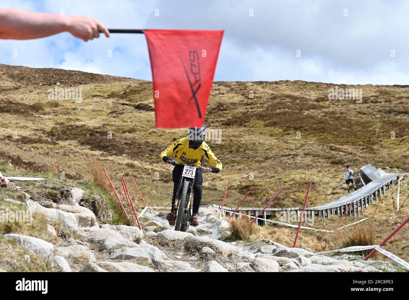 Rote Flagge beim SDA Downhill Mountain Bike Race, d. h. alle Rennfahrer müssen anhalten - Fort William, Schottland, Großbritannien Stockfoto
