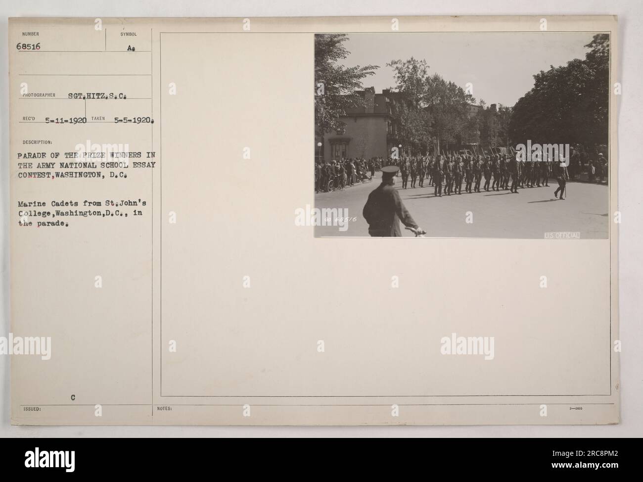 Marinekadetten aus St. John's College, Washington, D.C., marschiert in einer Parade zu Ehren der Preisträger des Army National School Essay Contest. Dieses Foto wurde am 5. Mai 1920 aufgenommen und von Sergeant Hitz.S.C. Es ist ein offizielles US-Militärfoto mit der Referenznummer 68516. Stockfoto