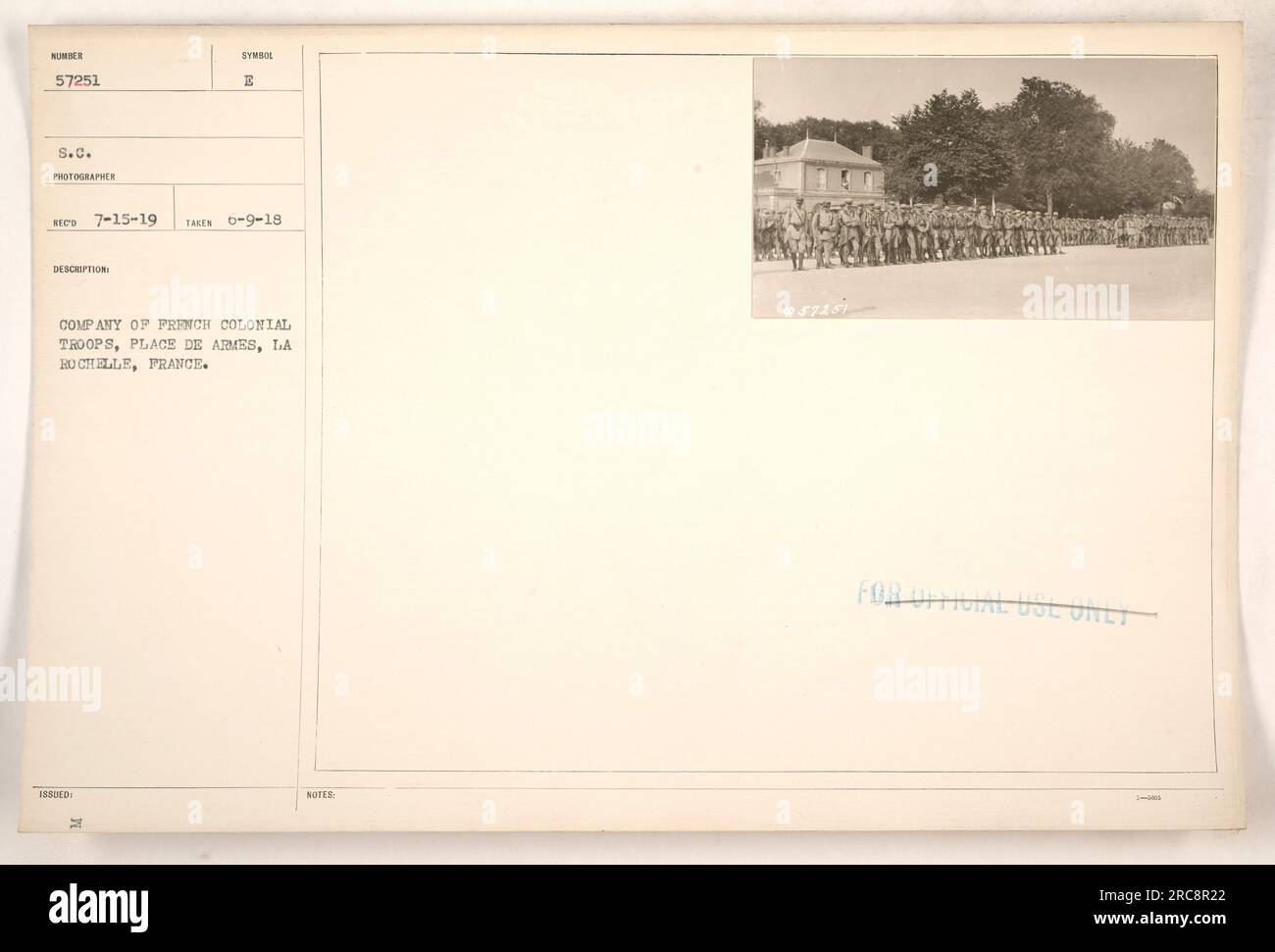 Eine Gruppe französischer Kolonialtruppen ist während des Ersten Weltkriegs am Place de Armes in La Rochelle stationiert. Dieses Bild mit der Nummer 57251 wurde am 9. Juni 1918 von einem nicht identifizierten Fotografen aufgenommen. Die Soldaten können in Formation gesehen werden, bereit zum Dienst. Stockfoto