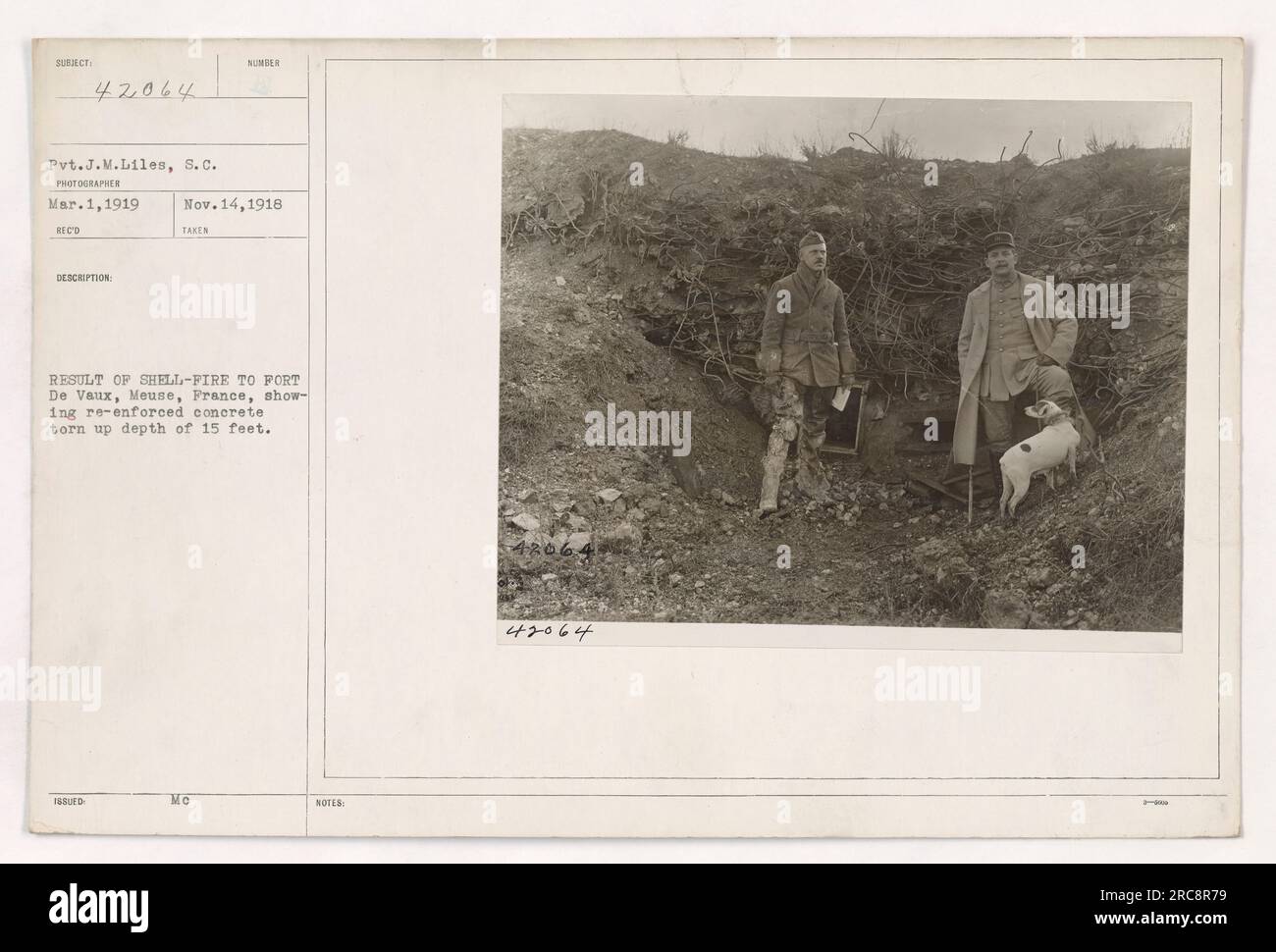 Gefreiter J.M. Liles vom Signalkorps hat dieses Foto am 1. März 1919 gemacht. Das Foto zeigt die Folgen des Granatfeuers in Fort De Vaux in Mause, Frankreich. Der verstärkte Beton am Standort ist schwer beschädigt und weist Gräben bis zu einer Tiefe von 15 Fuß auf. Dieses Foto erhielt am 14. November 1918 die Nummer 42064. Stockfoto