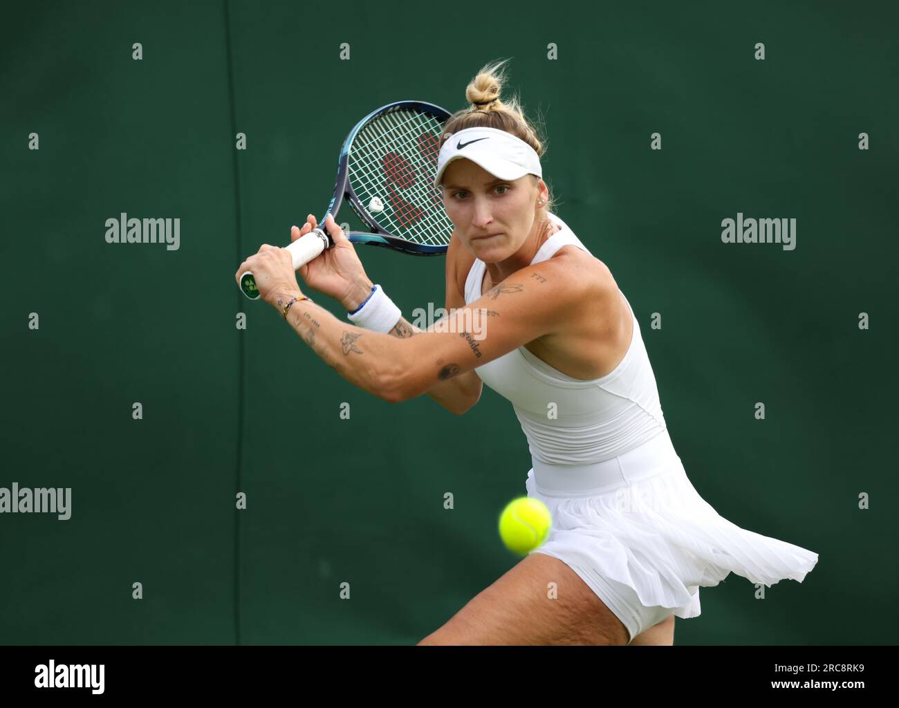 12. Juli 2023, Wimbledon, Vereinigtes Königreich. Marketa Vondrousova aus der Tschechischen Republik während ihres ersten Spiels in Wimbledon. Foto von Adam Stoltman Stockfoto