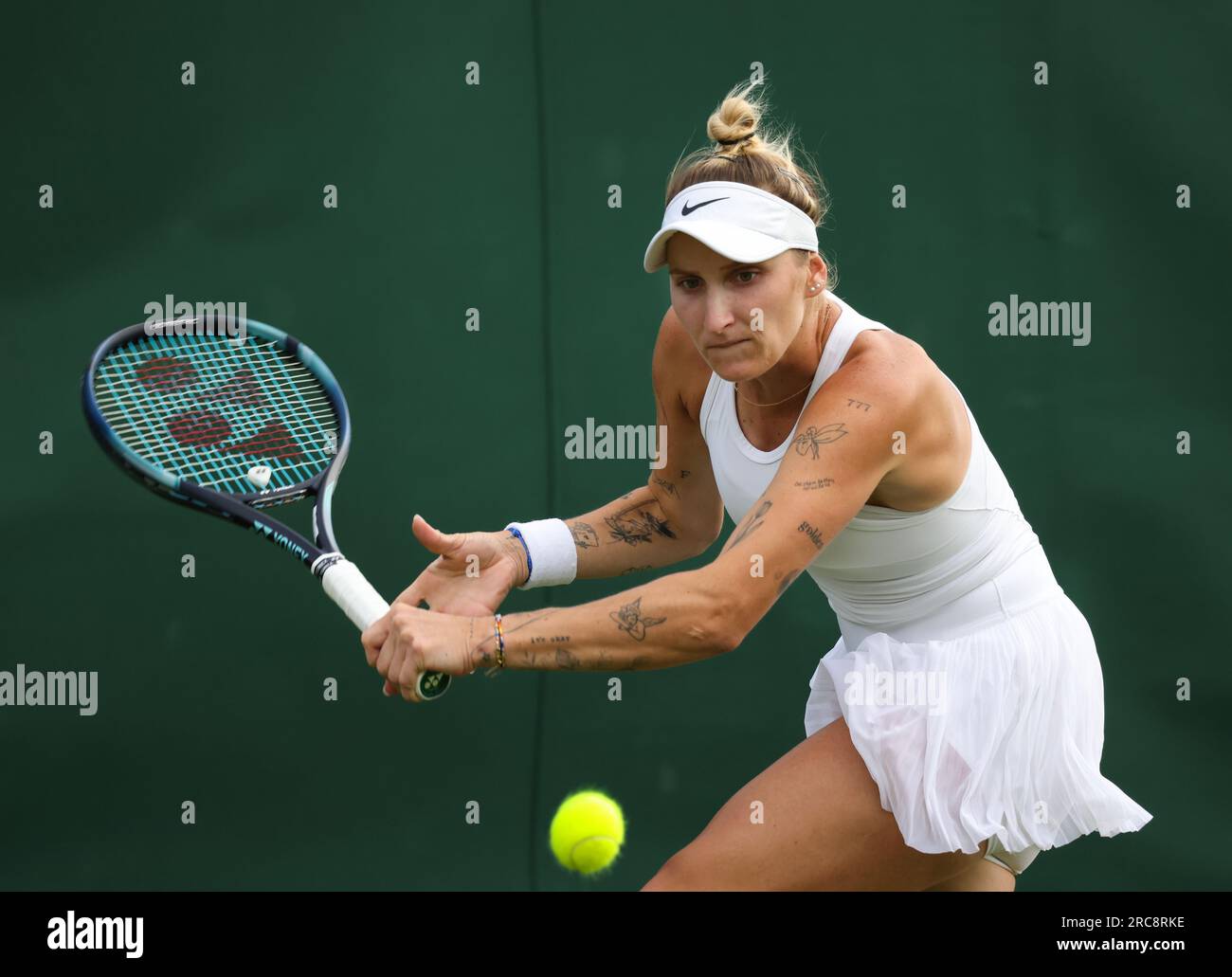 12. Juli 2023, Wimbledon, Vereinigtes Königreich. Marketa Vondrousova aus der Tschechischen Republik während ihres ersten Spiels in Wimbledon. Foto von Adam Stoltman Stockfoto