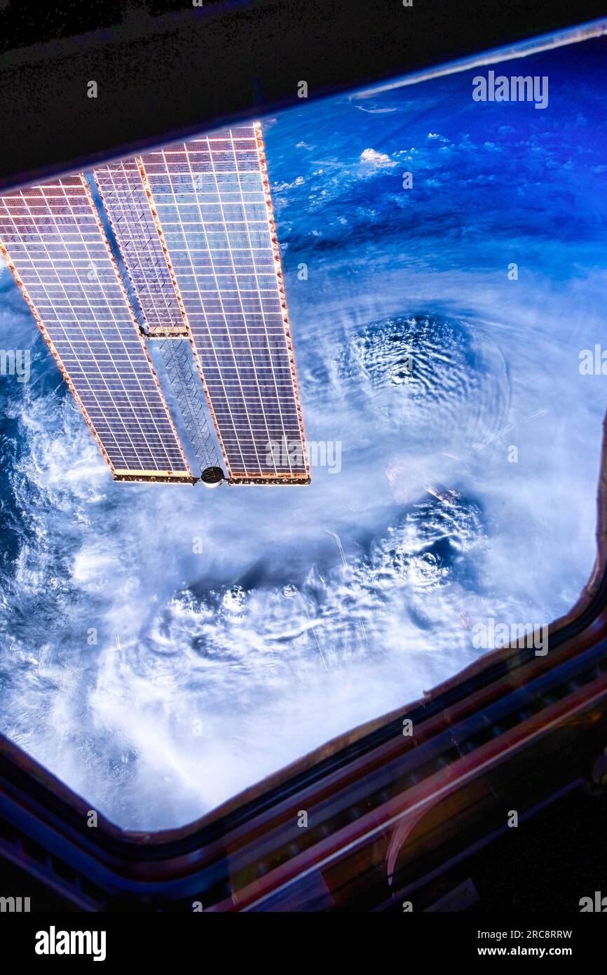 Ein tropischer Sturm im Arabischen Meer wird von einem Sonnenkollektor des ISS-Raumschiffs umrahmt. Bild der NASA. Richtlinien zur Verwendung von Medien: https://www.nasa.gov/multi Stockfoto