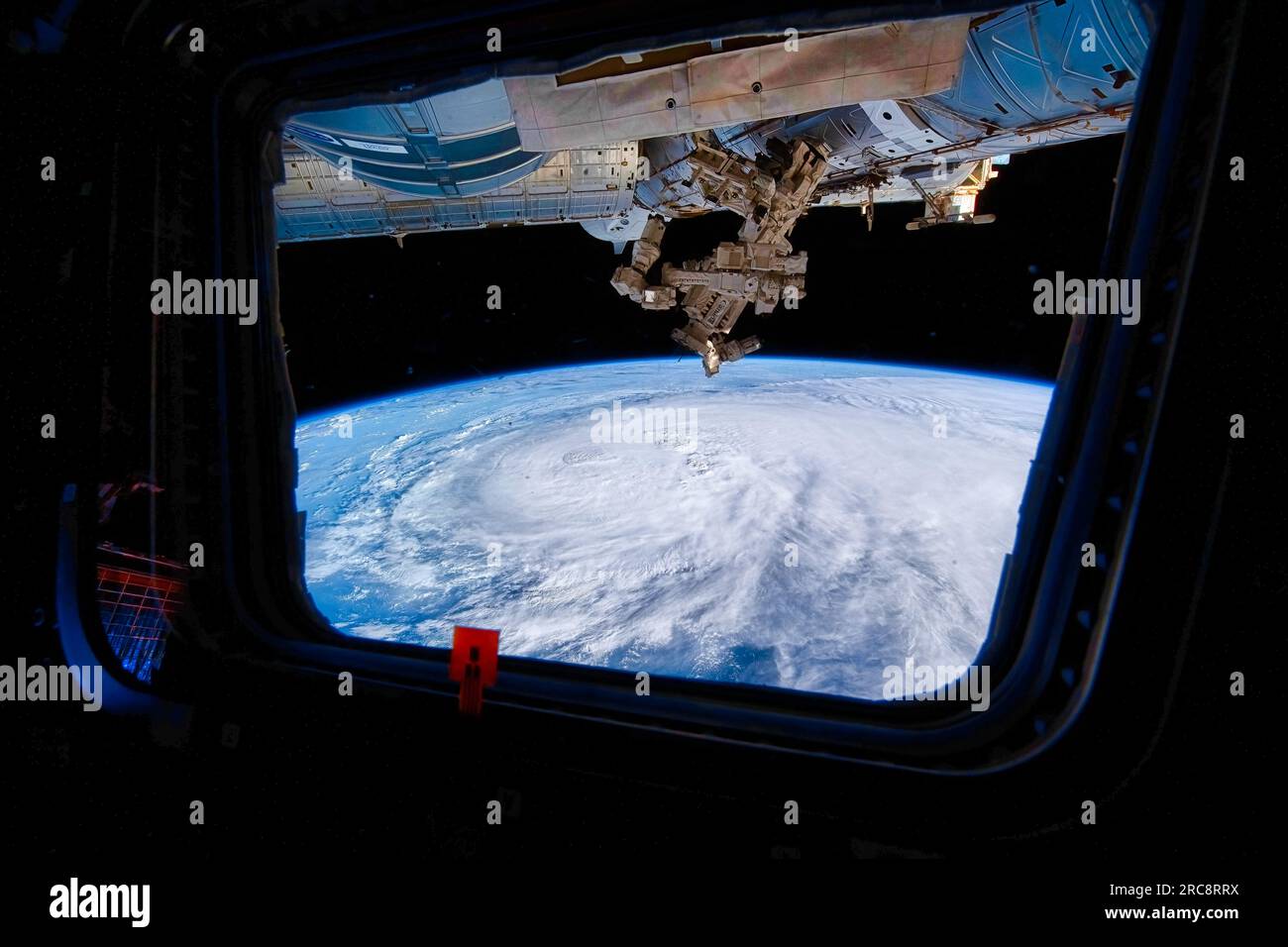 Ein tropischer Sturm im Arabischen Meer wird von einem ISS-Raumschiff umrahmt. Bild der NASA. Richtlinien zur Verwendung von Medien: https://www.nasa.gov/multimedia/guidelines/in Stockfoto