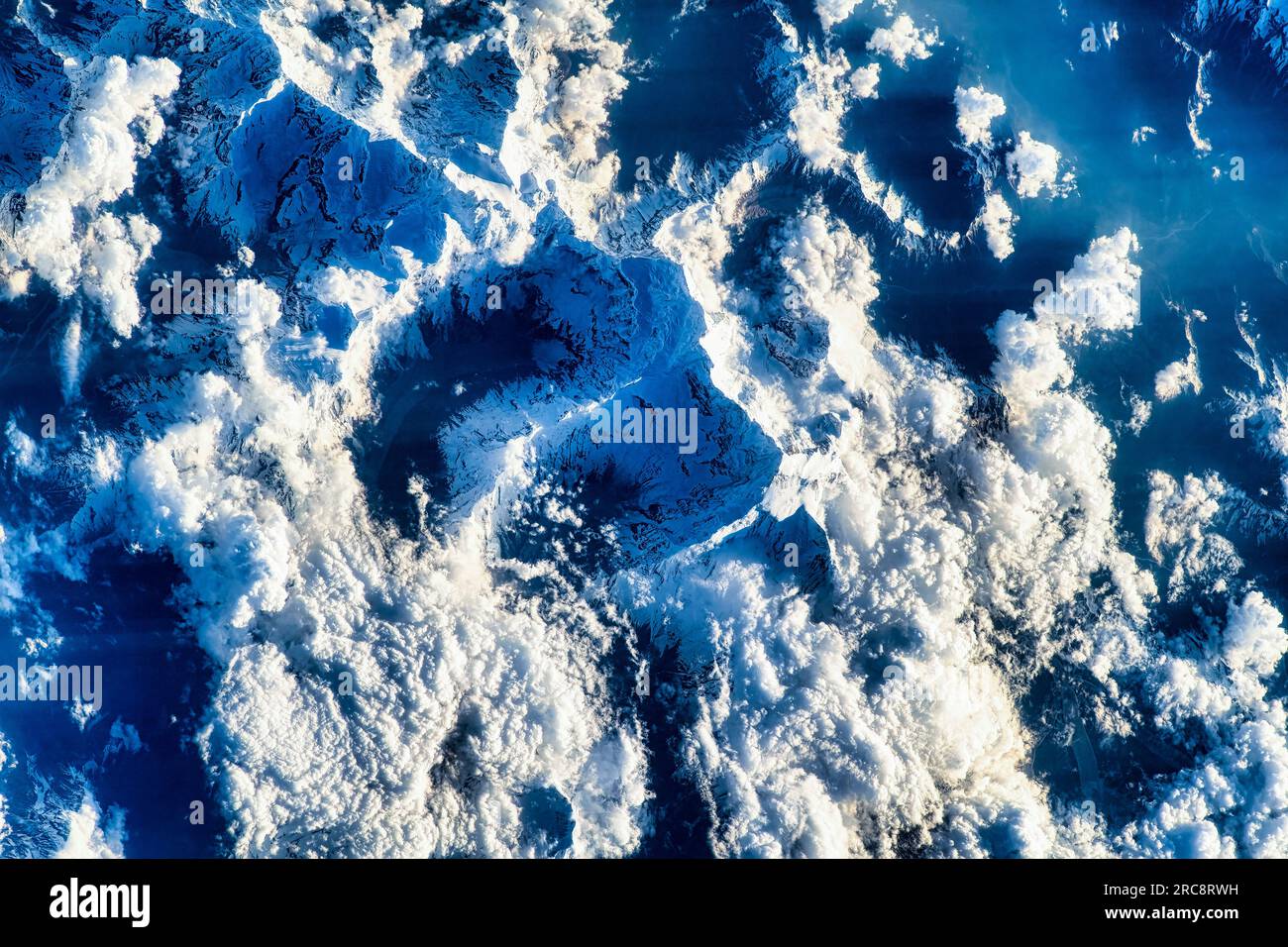 Wolken und schneebedeckte Berge des Himalaya Gebirges. Bild der NASA. Richtlinien zur Verwendung von Medien: https://www.nasa.gov/multimedia/guidelines/ind Stockfoto