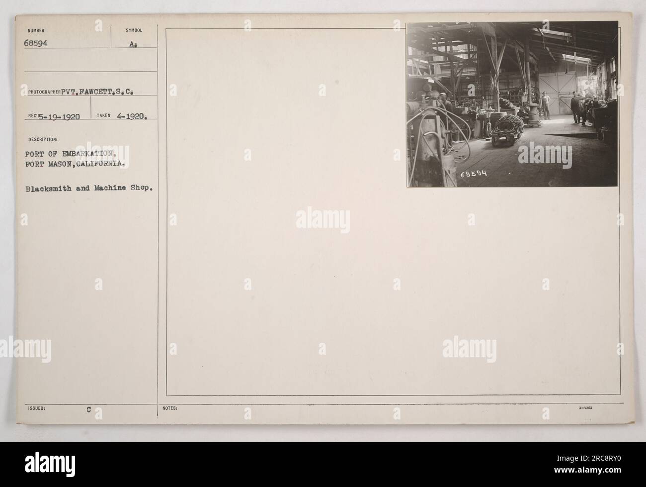 Im Inneren des Schmiede- und Maschinenladens am Hafen von Embarsion, Fort Mason, Kalifornien während des Ersten Weltkriegs. Dieses Foto wurde von Pvt. Fawcett S.C. aufgenommen und zeigt die in der Werkstatt verwendeten Geräte und Werkzeuge. Das Foto ist vom April 1920 und mit dem Symbol REC5-19-1920 NIMMT 4-1920. A. die Werkstatt wird als Schmied und Maschinenwerkstatt beschrieben, und die Notizen auf dem Foto lauten „68854 3-1000". Stockfoto
