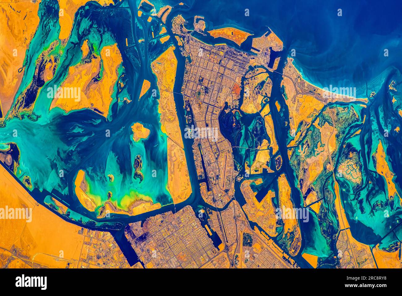 Abu Dhabi ist die Hauptstadt der Vereinigten Arabischen Emirate. Bild von der NASA. Richtlinien zur Verwendung von Medien: https://www.nasa.gov/multimedia/guidelines/index.html Stockfoto