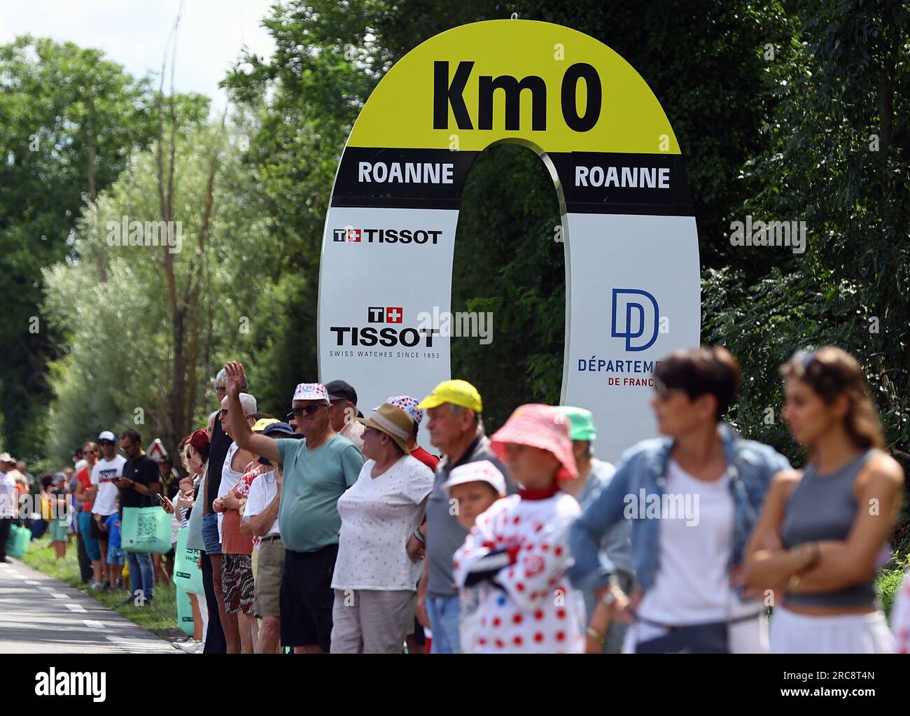 Roanne, Frankreich. 13. Juli 2023. Die Abbildung zeigt den KIlometre Zero KM 0 der Etappe 12 des Radrennens Tour de France von Roanne nach Belleville-en-Beaujolais (168, 8 km), Frankreich, Donnerstag, den 13. Juli 2023. Die diesjährige Tour de France findet vom 01. Bis 23. Juli 2023 statt. BELGA FOTO DAVID PINTENS Kredit: Belga News Agency/Alamy Live News Stockfoto