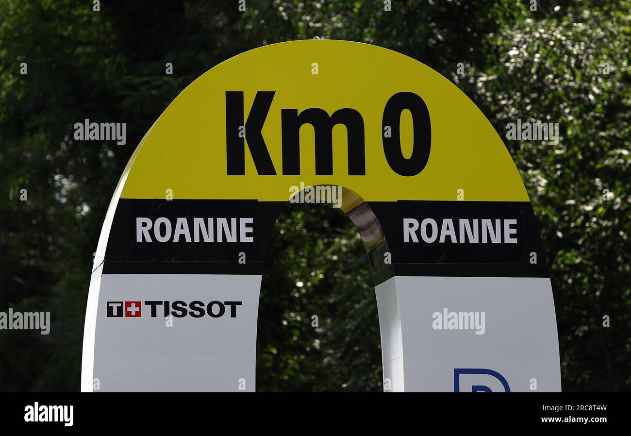 Roanne, Frankreich. 13. Juli 2023. Die Abbildung zeigt den KIlometre Zero KM 0 der Etappe 12 des Radrennens Tour de France von Roanne nach Belleville-en-Beaujolais (168, 8 km), Frankreich, Donnerstag, den 13. Juli 2023. Die diesjährige Tour de France findet vom 01. Bis 23. Juli 2023 statt. BELGA FOTO DAVID PINTENS Kredit: Belga News Agency/Alamy Live News Stockfoto