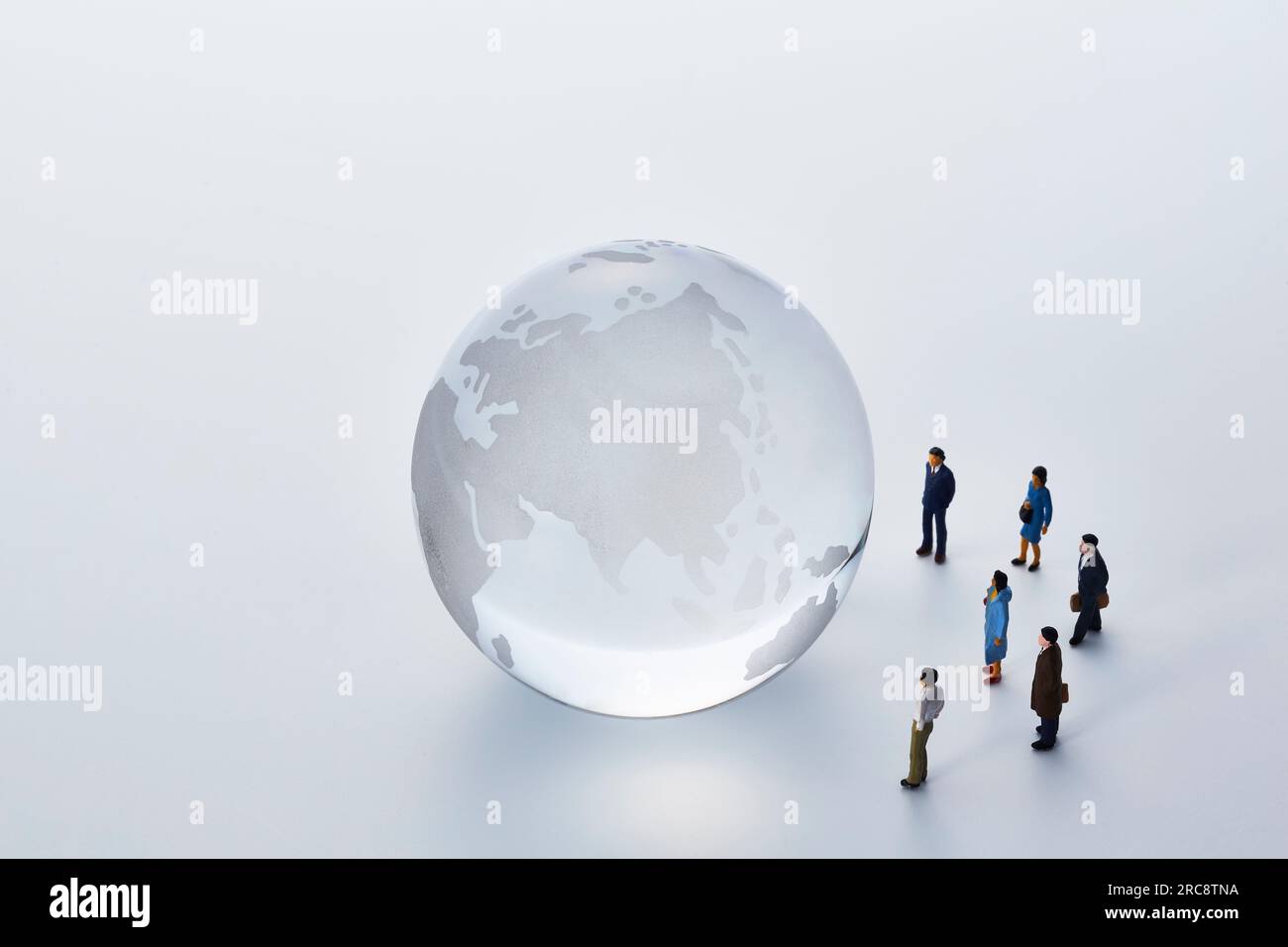 Miniaturmenschen rund um den Globus Stockfoto