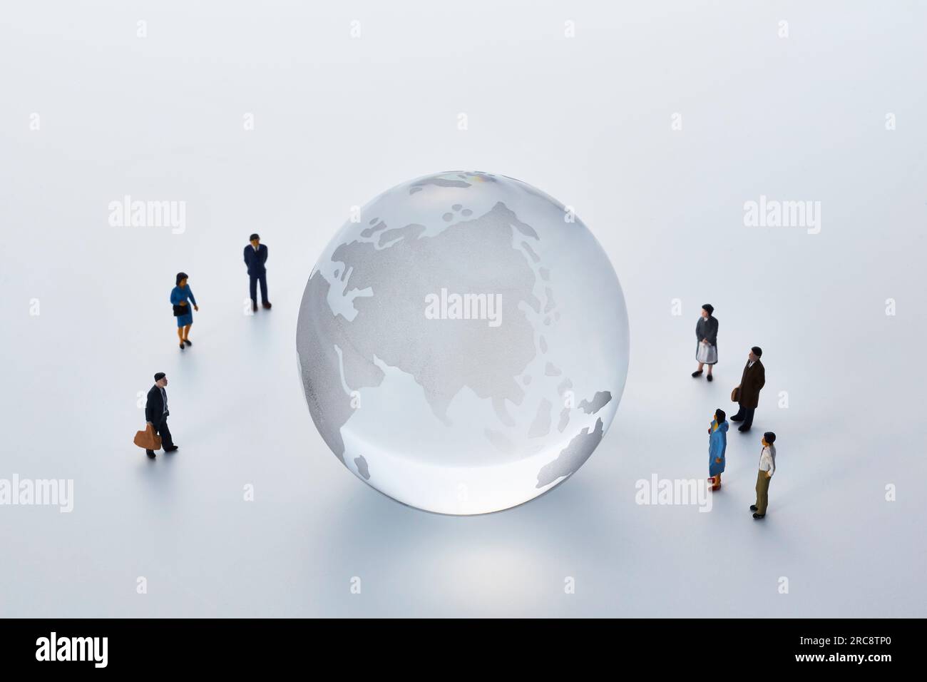 Miniaturmenschen rund um den Globus Stockfoto