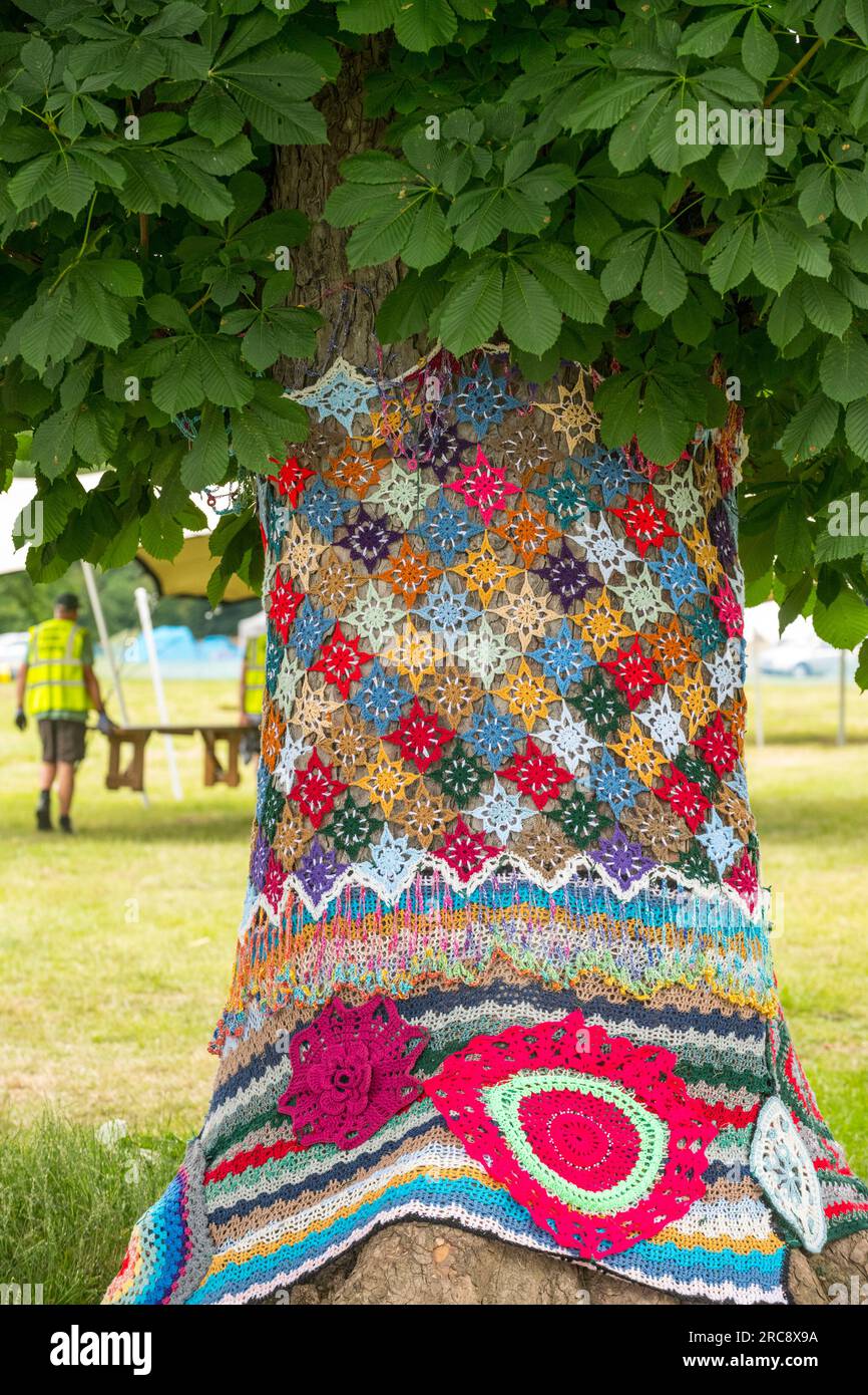 Gehäkelte Strickmode schmückt die Bäume der 16. International Roots und Acoustic Music at the Gate to Southwell Music Festival. Stockfoto