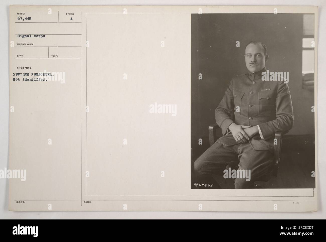 Unidentifiziertes Offizierspersonal des Signalkorps, auf diesem Bild (Nummer 67.445), aufgenommen während des Ersten Weltkriegs. Das Foto wurde vom offiziellen Fotografen empfangen, aufgenommen und beschrieben. Das Offizierspersonal ist nicht benannt oder identifiziert, und das Foto trägt das Symbol A auf den Notizen sowie die entsprechende ausgestellte Nummer 9067445. Stockfoto