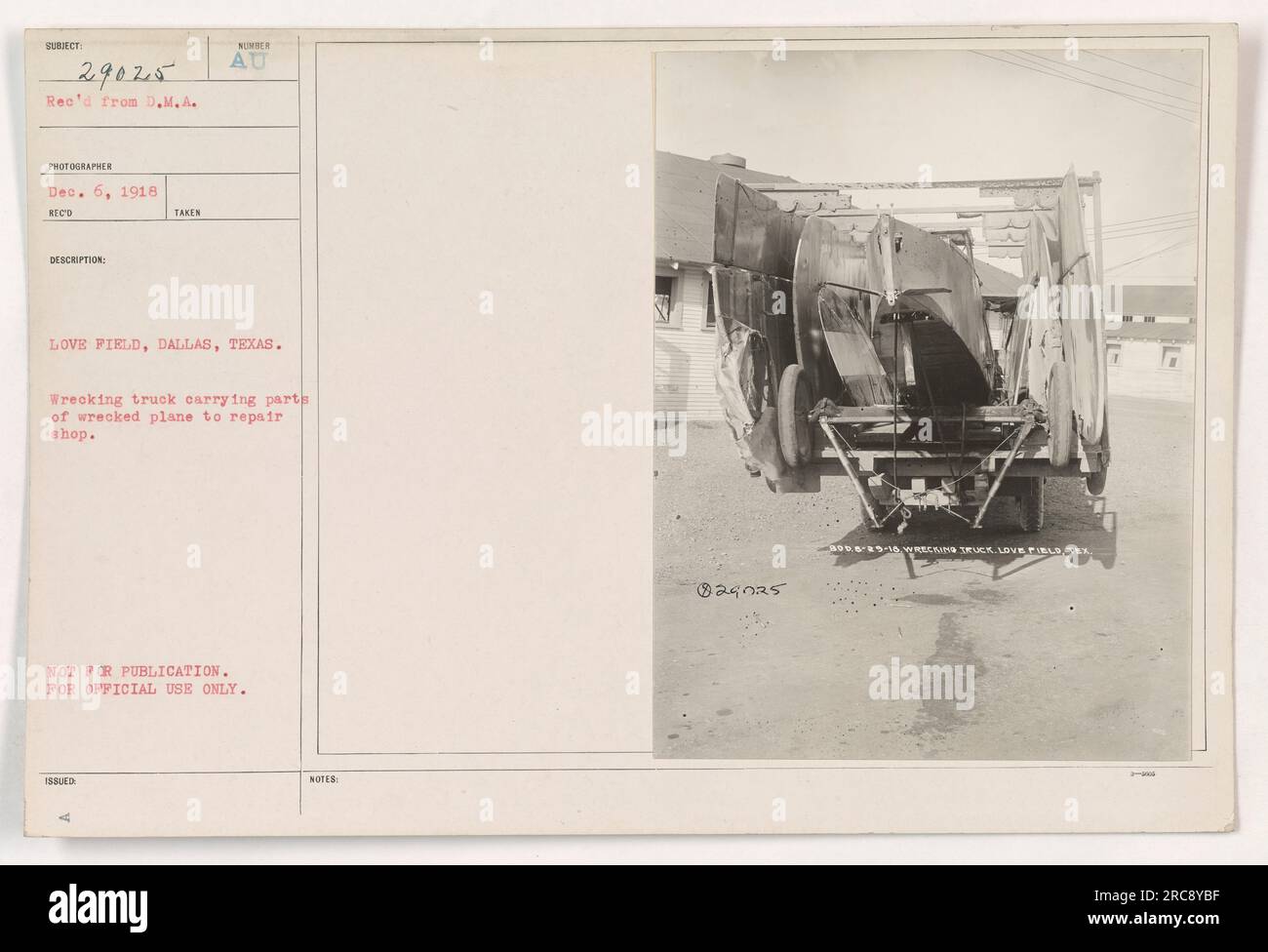 Abwrackwagen, der Teile eines zerstörten Flugzeugs zur Reparatur transportiert, im Sumber Au Love Field in Dallas, Texas. Das Foto wurde am 6. Dezember 1918 aufgenommen und war als „nicht zur Veröffentlichung und nur zur amtlichen Verwendung“ gekennzeichnet. Die Referenznummer für das Bild ist 111-SC-29025. Stockfoto