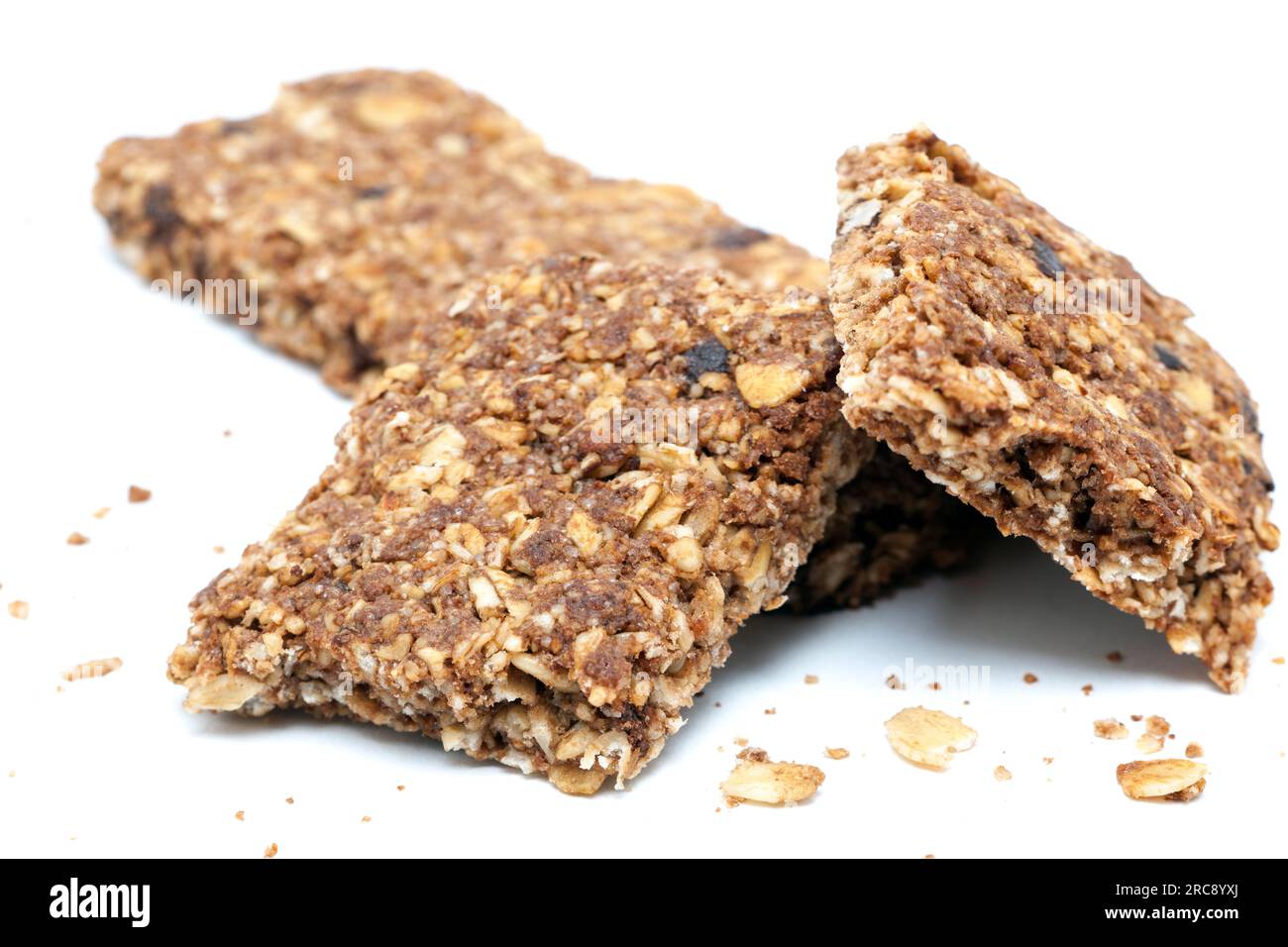 Eröffnetes Paket mit knusprigen Haferflocken im Nature Valley und Snackbars mit dunkler Schokolade, in dem zwei Bars enthüllt werden, von denen einer in zwei Hälften zerbrochen ist Stockfoto