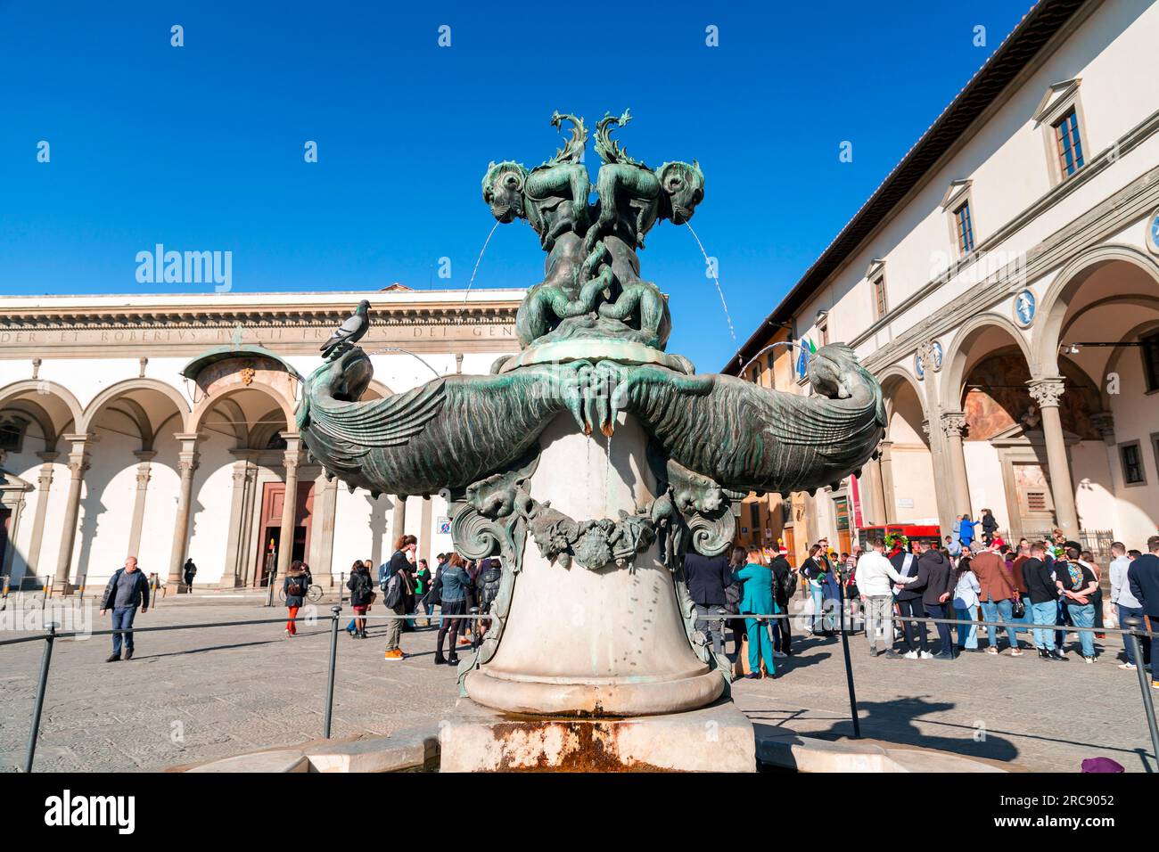 Florenz, Italien - 5. April 2022: Auf dem Santissima Anunziata Platz finden Sie die SS Annunziata Basilika, das Krankenhaus der Unschuldigen und eine Statue von Ferdinand Stockfoto