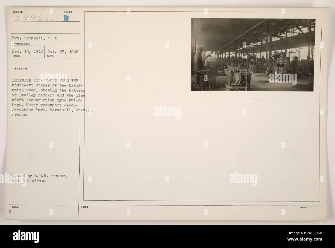 Innenansicht der Schmiede im Motor Transport Reconstruction Park in Verneuill, Nievre, Frankreich. Das Foto wurde am 23. Oktober 1918 von Pvt. Campbell, 8 aufgenommen. C. und am 13. Dezember 1918 eingegangen. Es zeigt eine Batterie von Bradley-Hämmern und Bauten im Linienschachtbau. Das Bild wurde vom A.E.F.-Zensor bestätigt und ist als „Nummer B“ gekennzeichnet. Stockfoto