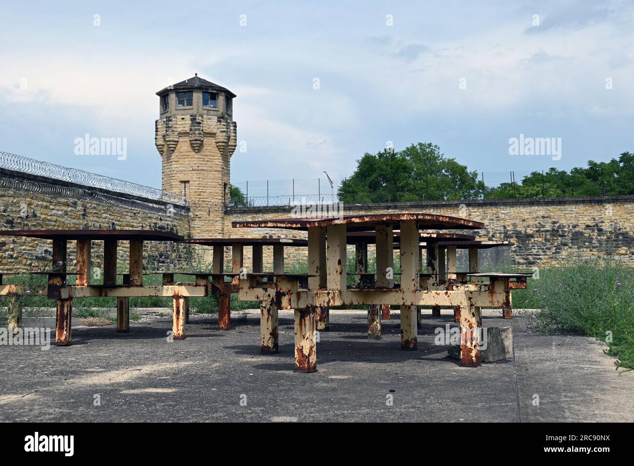 Rostende Gefangenenbänke im Trainingshof des Old Joliet Gefängnisses, das 1858 eröffnet und 2002 geschlossen wurde. Stockfoto