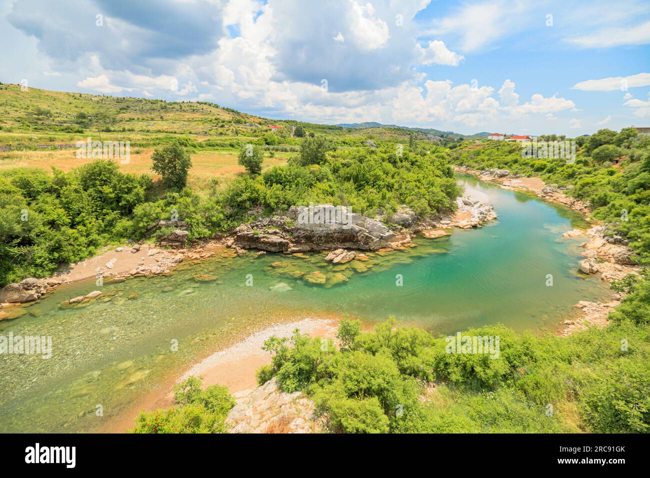 Die Mesi-Brücke in Albanien aus der Vogelperspektive ist ein architektonisches Juwel, das sich über den Fluss Kir im malerischen Dorf Mesi erstreckt. Das ist historisch Stockfoto