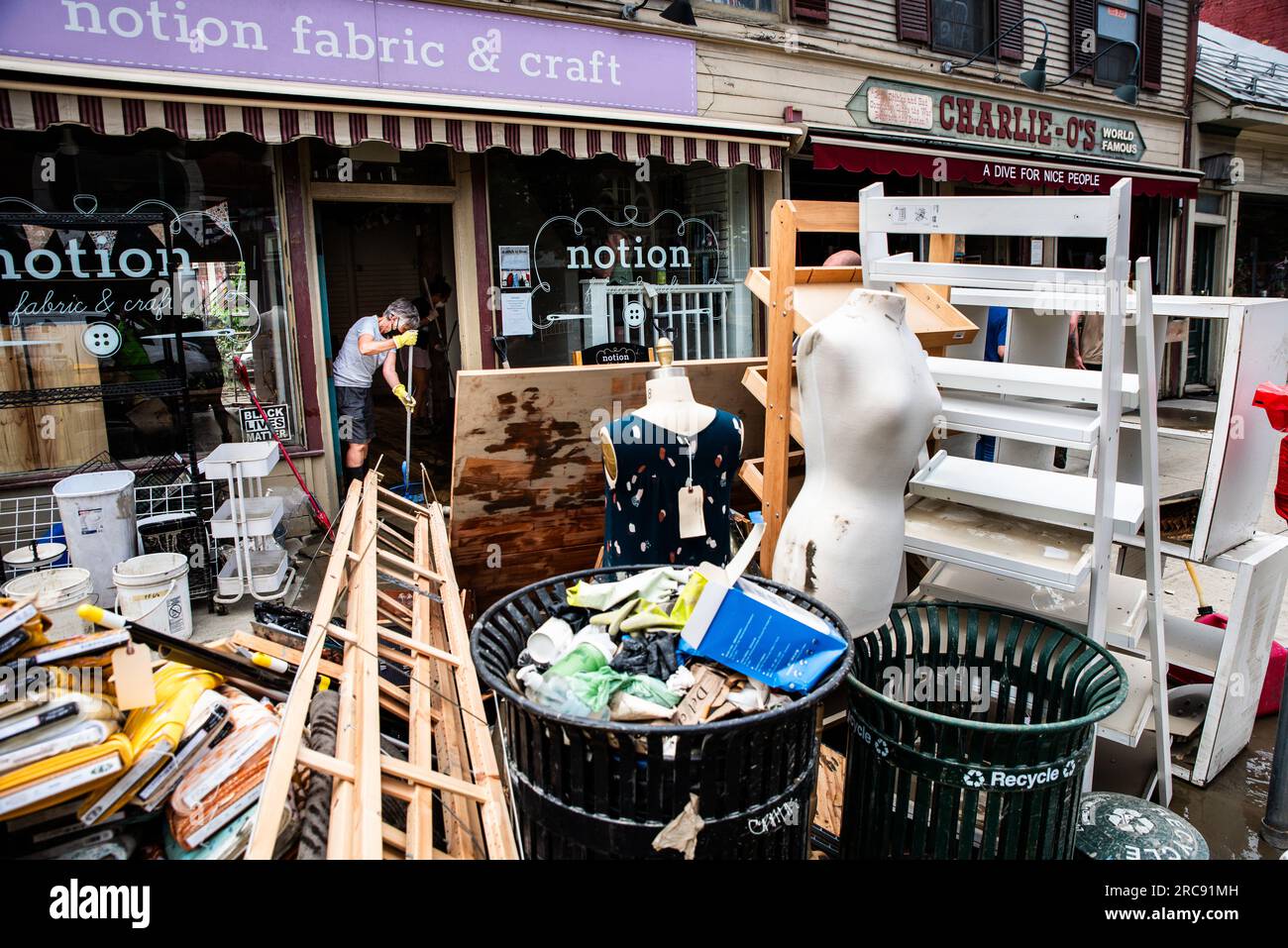 Montpelier, USA. 12. Juli 2023 Ein Arbeiter putzt das Nähgeschäft „Fabric & Craft“ an der Main Street, Montpelier, VT, USA, während der Aufräumarbeiten nach Überschwemmungen, die das Zentrum von Vermont überfluteten. Kredit: John Lazenby/Alamy Live NewsNews Stockfoto