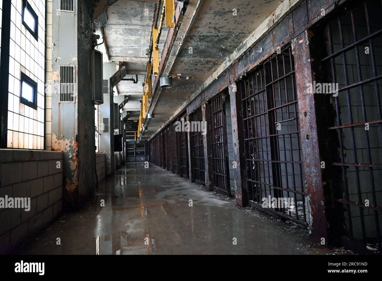 Blick auf eine Reihe von Gefängniszellen im East Cell Block des Old Joliet Gefängnisses, das 1858 eröffnet und 2002 geschlossen und verlassen wurde. Stockfoto