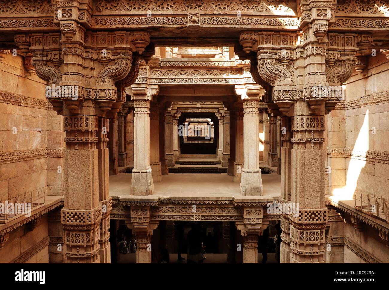 Adalaj oder Rudabai Stepwell in Adalaj Dorf in der Nähe von Ahmedabad, Gujarat, Indien Stockfoto Adalaj oder Rudabai Stepwell in Adalaj Dorf in der Nähe von Ahmedabad, Gujarat, Indien Stockfoto