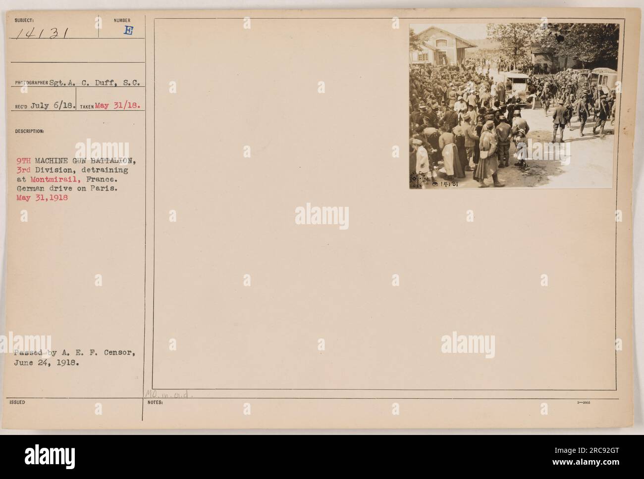 Bildunterschrift: "Soldaten des MASCHINENGEWEHRBATAILLONS E 9., 3. Division, Detraining in Montmirail, Frankreich während des Ersten Weltkriegs. Das Foto wurde am 31. Mai 1918 während der deutschen Fahrt durch Paris aufgenommen. Das Foto ging am 6. Juli 1918 ein und wurde nach der Zensur der A. E. F.' ausgestellt. Stockfoto