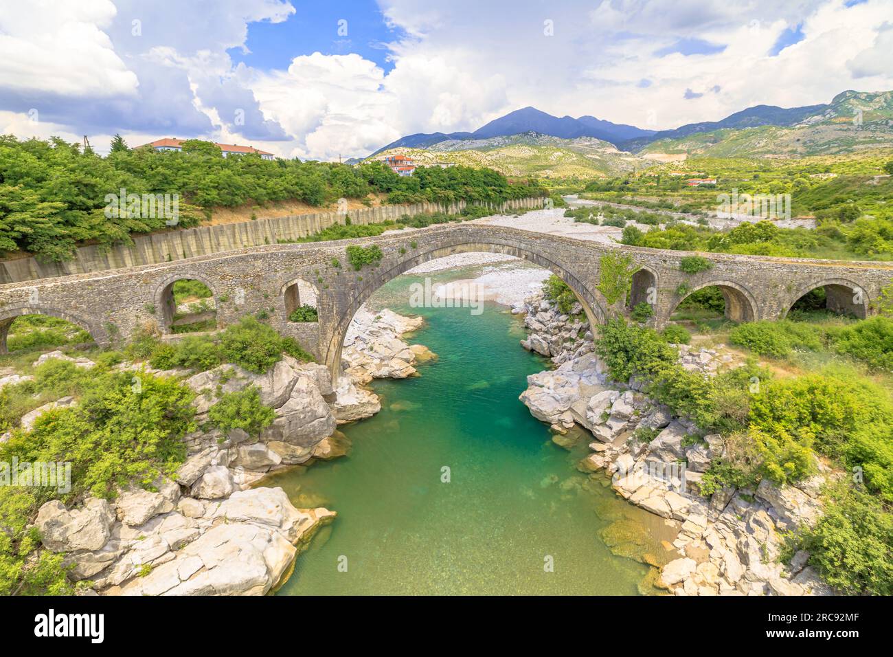 Die Mesi-Brücke in Albanien ist ein beeindruckendes architektonisches Wunder, das sich über den Fluss Kir in einem malerischen Dorf erstreckt. Diese historische Steinbrücke stammt aus Ottoman Stockfoto