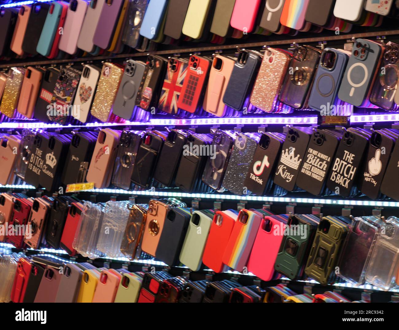 Verschiedene Handyhüllen zum Verkauf in Camden Market Stockfoto