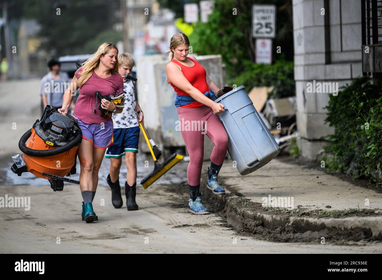 Montpelier, USA. 12. Juli 2023 Die Gruppe führt Reinigungsgeräte auf der Elm Street in Montpelier, VT, USA, während der Aufräumarbeiten nach Überschwemmungen im Zentrum von Vermont. Kredit: John Lazenby/Alamy Live NewsNews Stockfoto