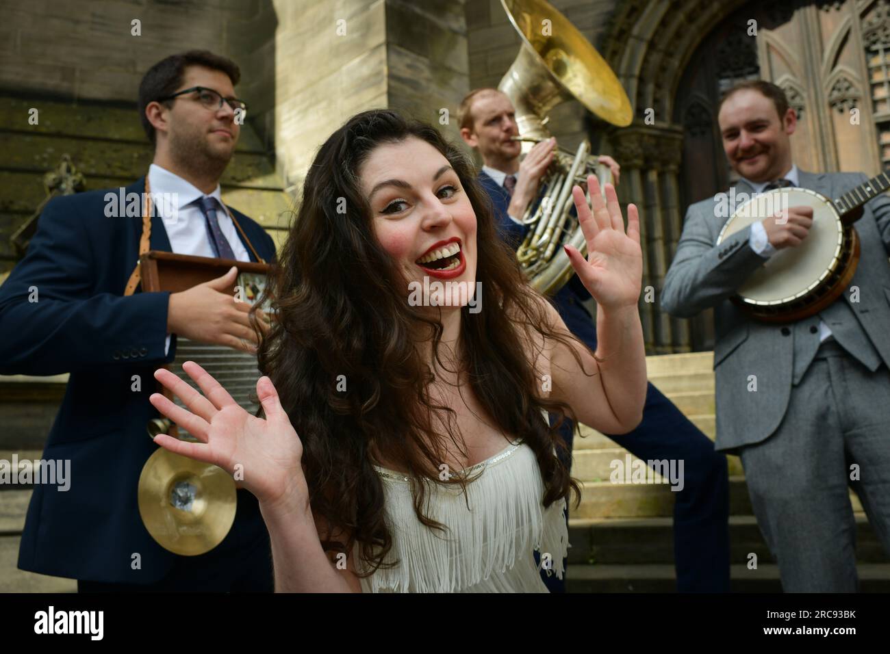 Edinburgh Scotland, Vereinigtes Königreich, 13. Juli 2023. Künstler der Travelling Tent Show auf der Royal Mile vor dem Edinburgh Jazz & Blues Festival, das ab dem 14-23. Juli 2023 stattfindet. Live-Nachrichten von sst/alamy Stockfoto