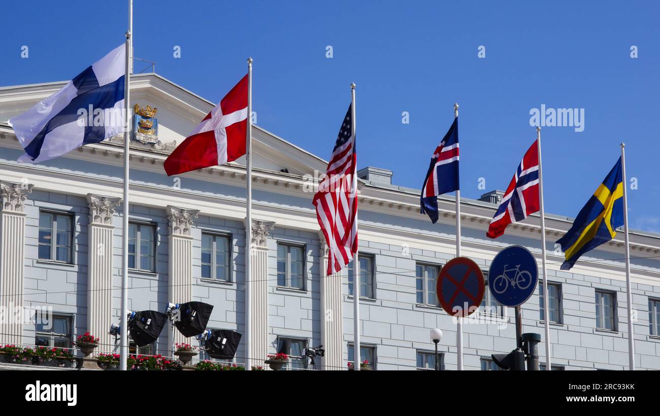 Helsinki, Finnland. 13. Juli 2023. US- und nordische Flaggen vor dem Rathaus von Helsinki vor dem Gipfel der nordischen Staats- und Regierungschefs 2023. Bild: Taina Sohlman/Alamy Stockfoto