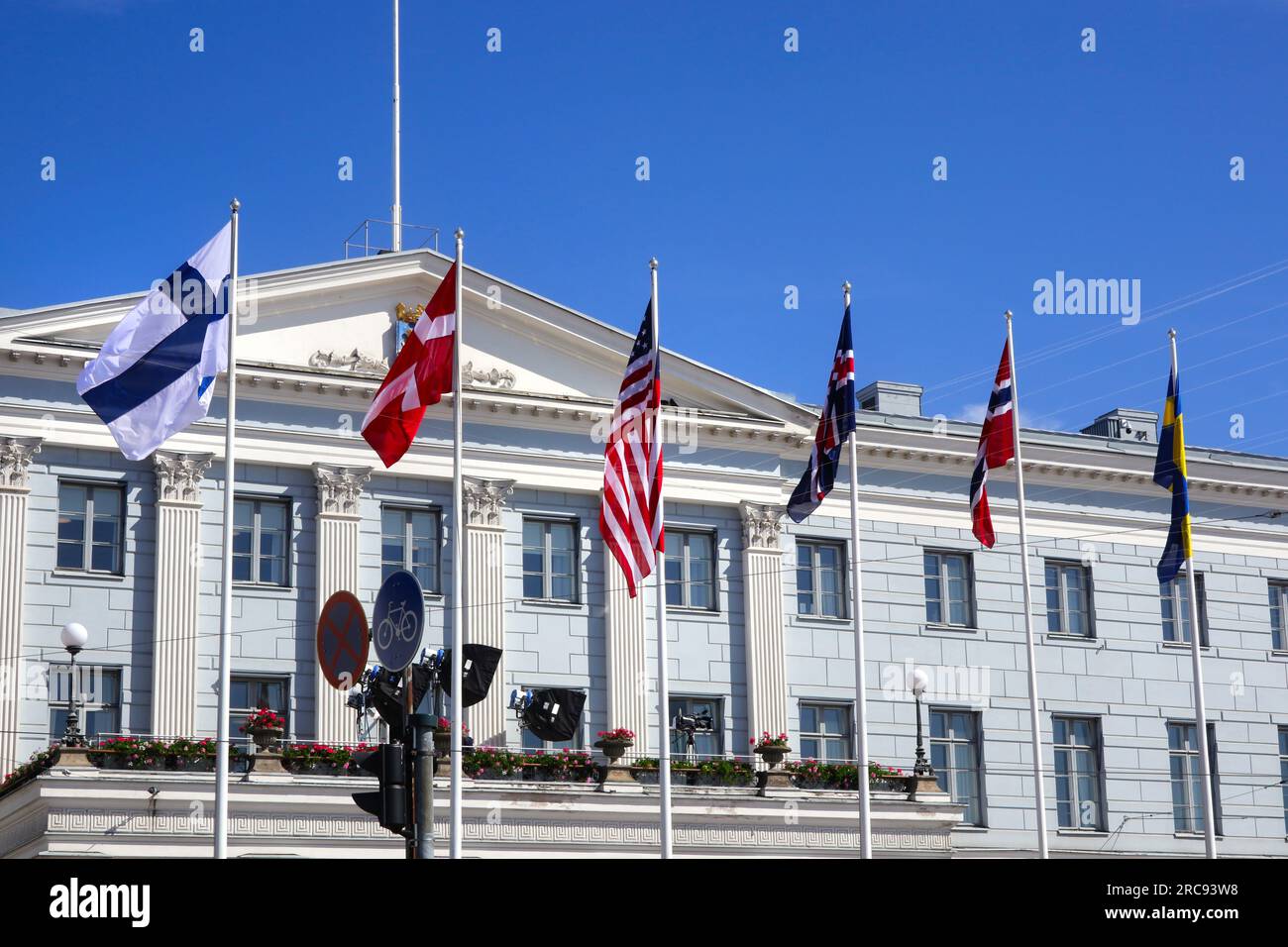 Helsinki, Finnland. 13. Juli 2023. US- und nordische Flaggen vor dem Rathaus von Helsinki vor dem US – Gipfel der nordischen Staats- und Regierungschefs 2023. Bild: Taina Sohlman/Alamy Stockfoto
