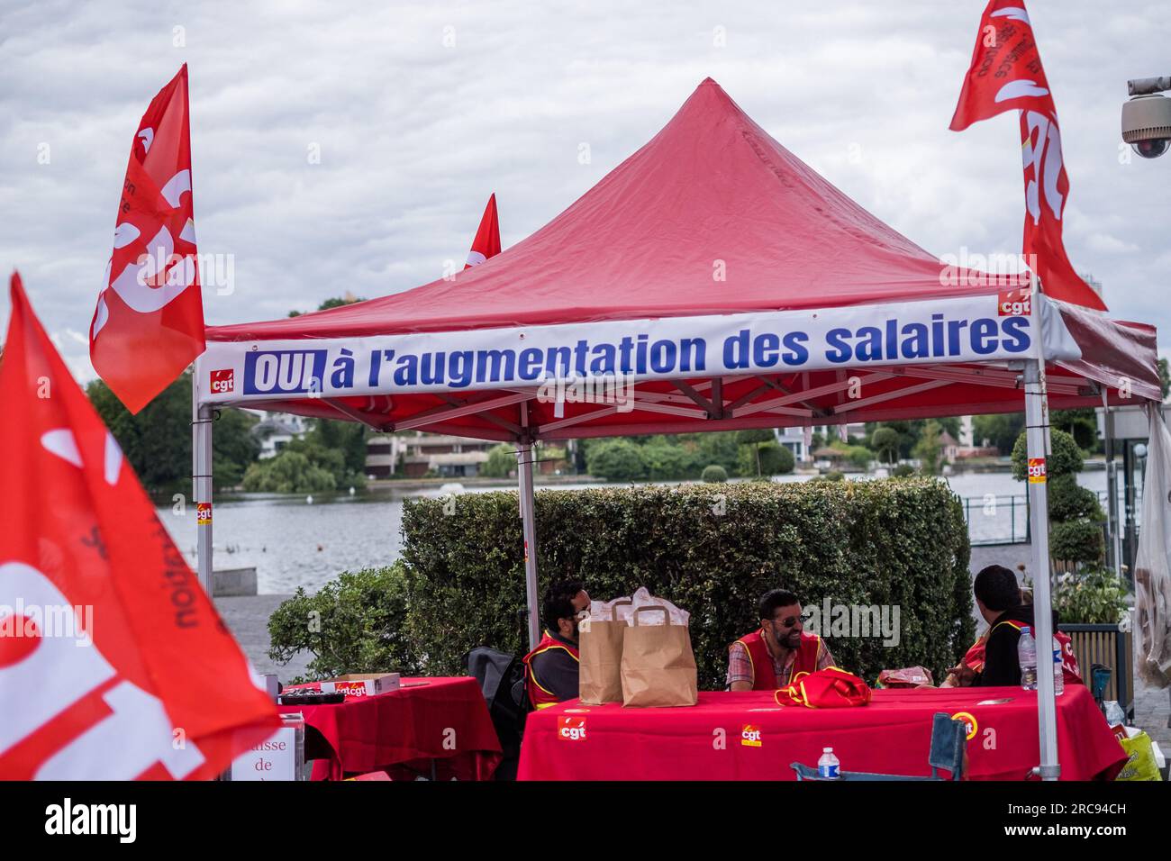 Enghien, Frankreich. 13. Juli 2023. CGT-Gewerkschafter streiken um bessere Löhne vor dem Casino am 13. Juli 2023 in Enghien-les-Bains, einem Pariser Vorort, Frankreich. Foto: Pierrick Villette/ABACAPRESS.COM Kredit: Abaca Press/Alamy Live News Stockfoto