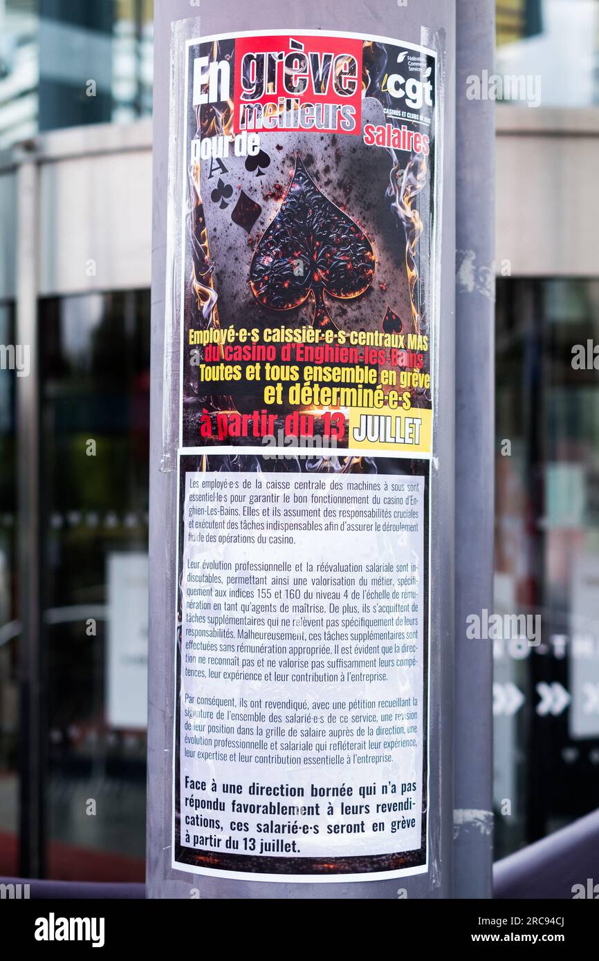 Enghien, Frankreich. 13. Juli 2023. CGT-Gewerkschafter streiken um bessere Löhne vor dem Casino am 13. Juli 2023 in Enghien-les-Bains, einem Pariser Vorort, Frankreich. Foto: Pierrick Villette/ABACAPRESS.COM Kredit: Abaca Press/Alamy Live News Stockfoto