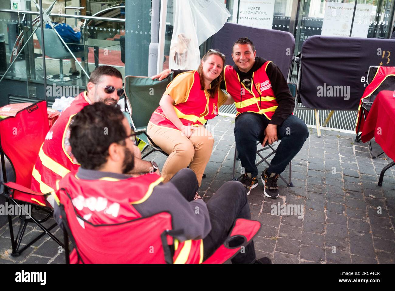 Enghien, Frankreich. 13. Juli 2023. CGT-Gewerkschafter streiken um bessere Löhne vor dem Casino am 13. Juli 2023 in Enghien-les-Bains, einem Pariser Vorort, Frankreich. Foto: Pierrick Villette/ABACAPRESS.COM Kredit: Abaca Press/Alamy Live News Stockfoto