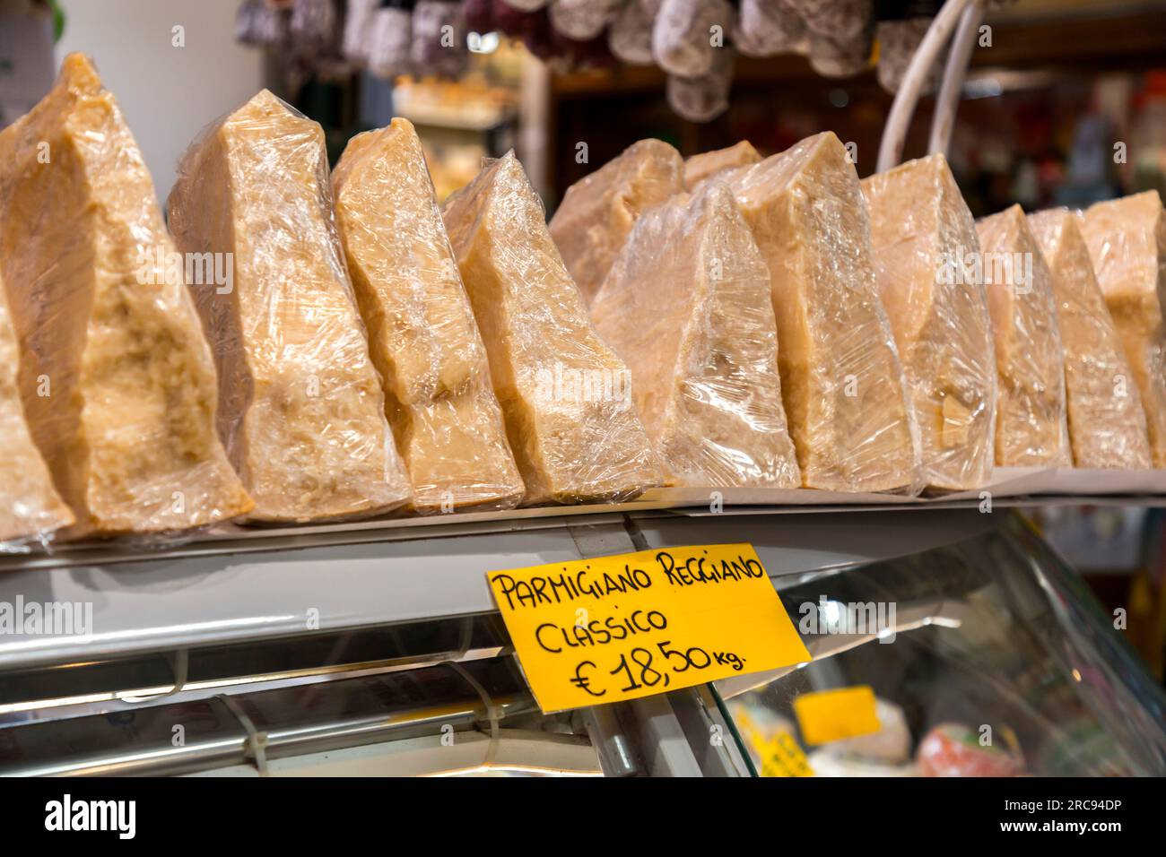 Florenz, Italien - 5. April 2022: Der Mercato Centrale ist ein Lebensmittelmarkt zwischen Via dell'Ariento, Via Sant'Antonino und Via Panicale, Florenz. Stockfoto