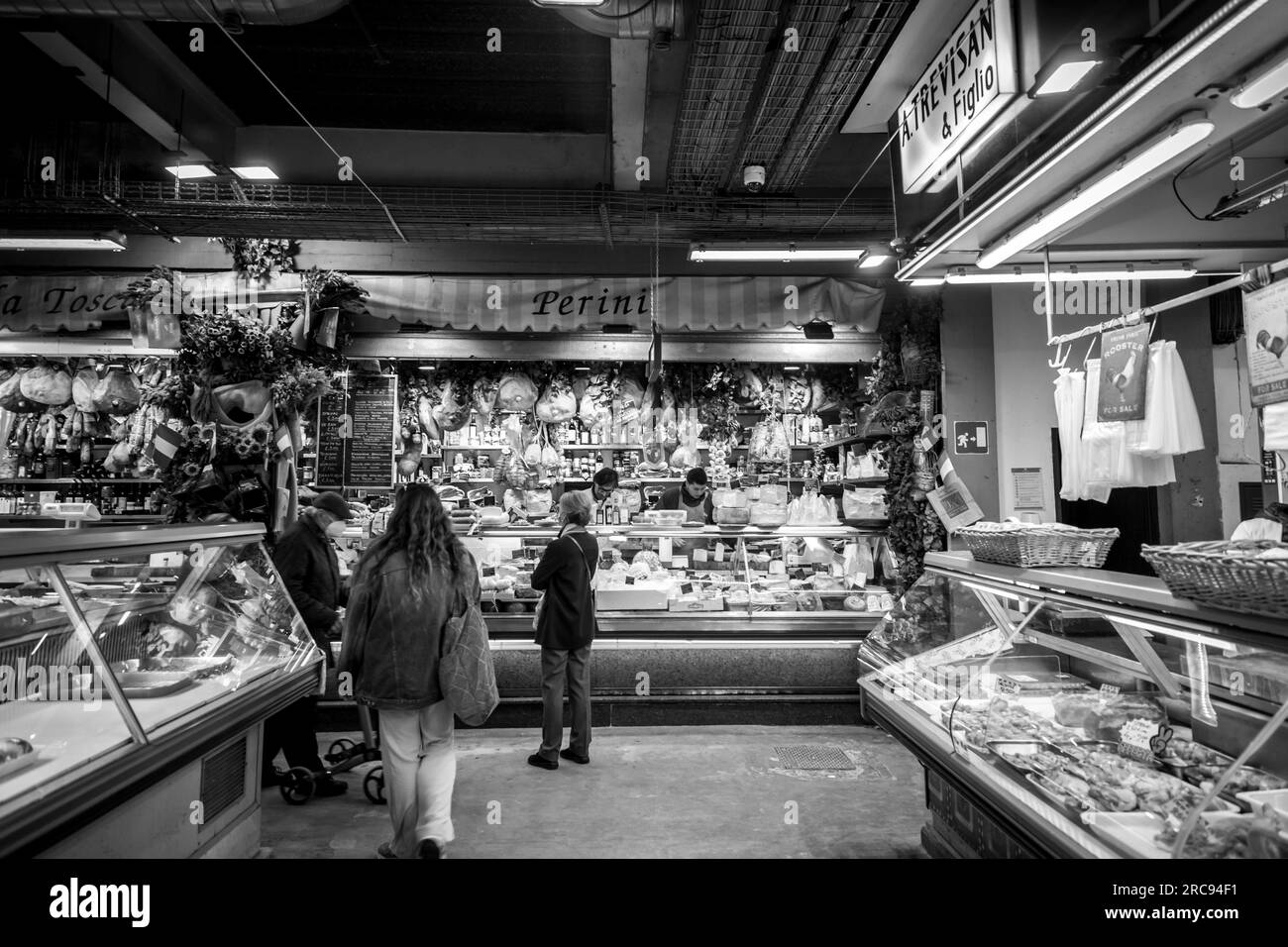 Florenz, Italien - 5. April 2022: Der Mercato Centrale ist ein Lebensmittelmarkt zwischen Via dell'Ariento, Via Sant'Antonino und Via Panicale, Florenz. Stockfoto