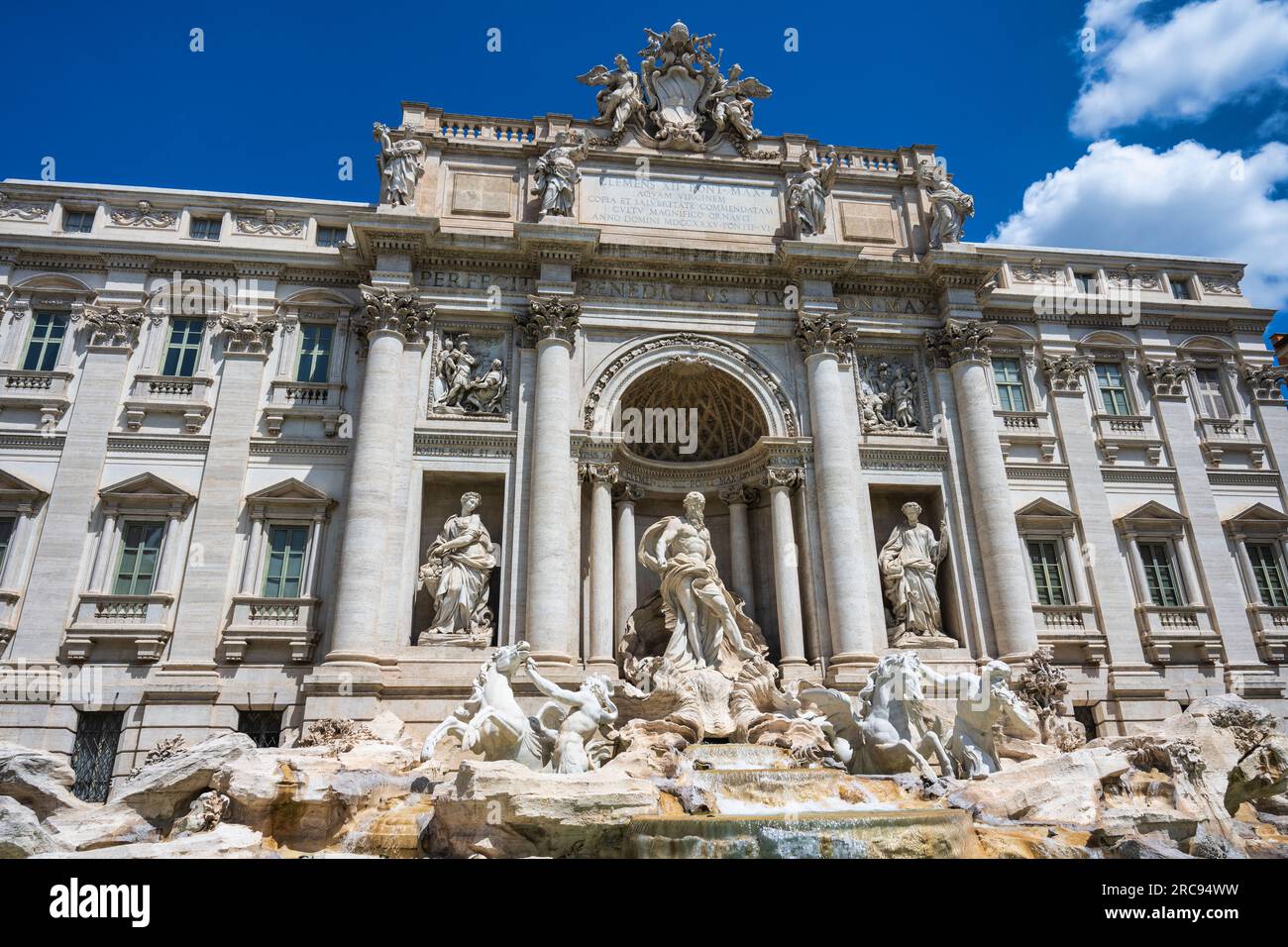 Die Fassade des Palazzo Poli bildet die Kulisse für den Trevi-Brunnen (Fontana di Trevi) auf der Piazza di Trevi in Rom, Region Latium, Italien Stockfoto