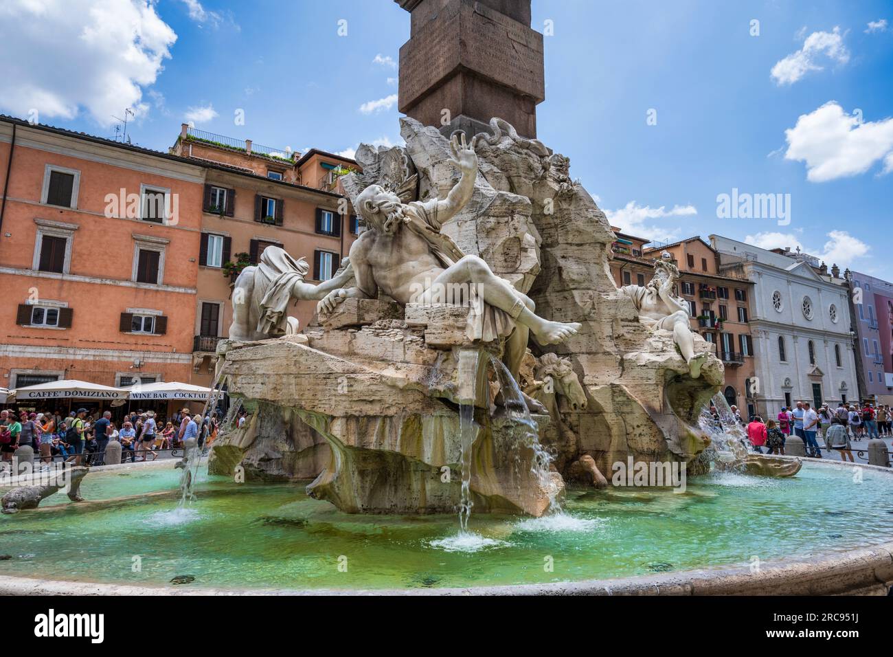 Der Fiumi-Brunnen (Fontana dei Fiumi) und Obelisco Agonale auf der Piazza Navona in Rom, Region Latium, Italien Stockfoto