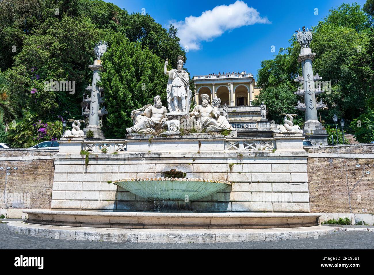 Brunnen der Göttin von Rom (Fontana della Dea di Roma) auf der Piazza del Popolo, mit Terrazza del Pincio im Hintergrund - Rom, Region Latium, Italien Stockfoto